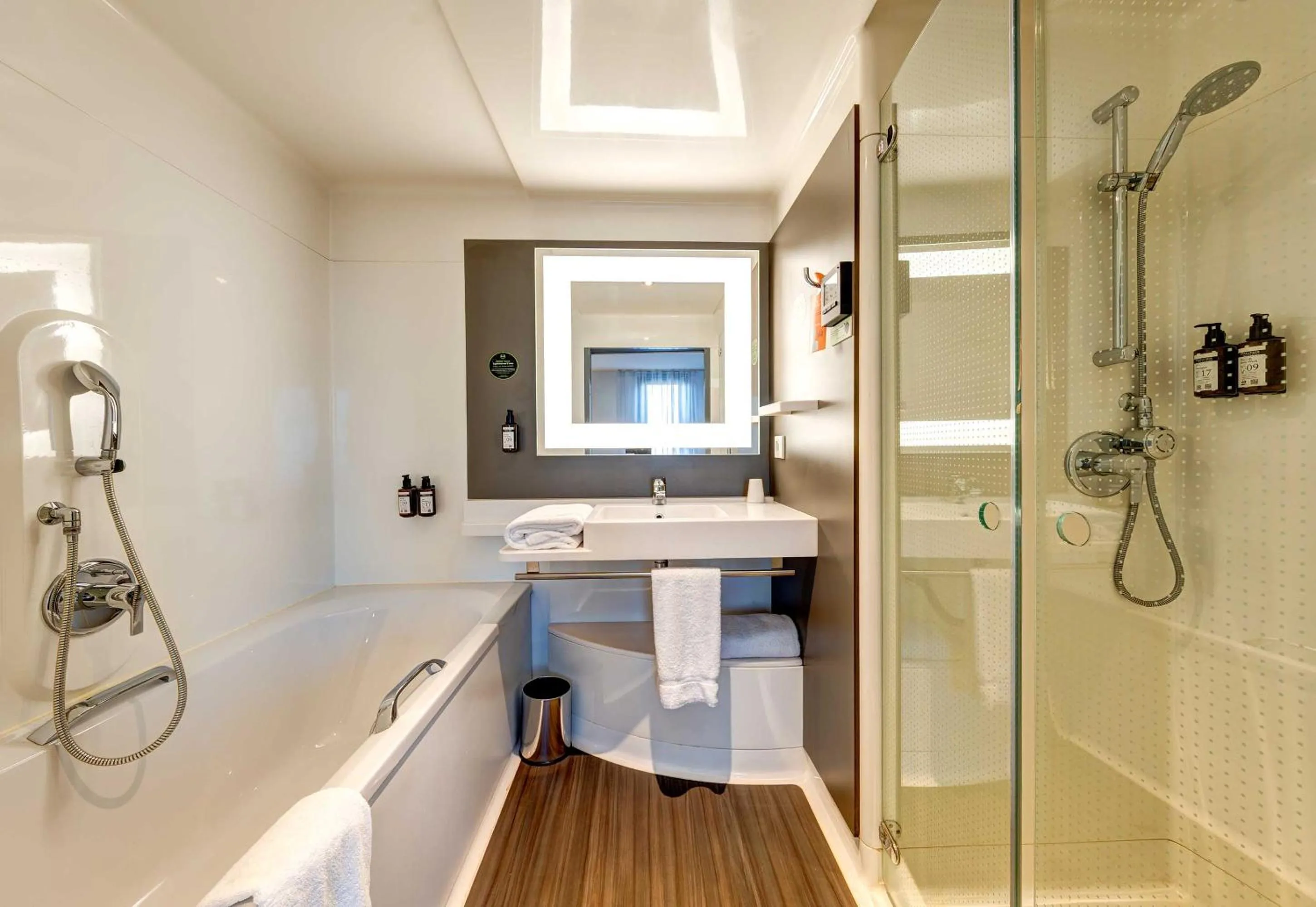 Shower in B&B HOME Rueil-Malmaison Gare