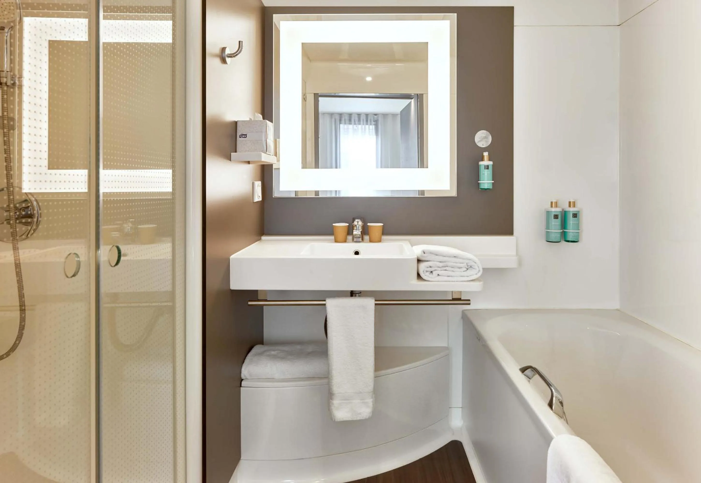 Bathroom in B&B HOTEL Rueil-Malmaison Gare