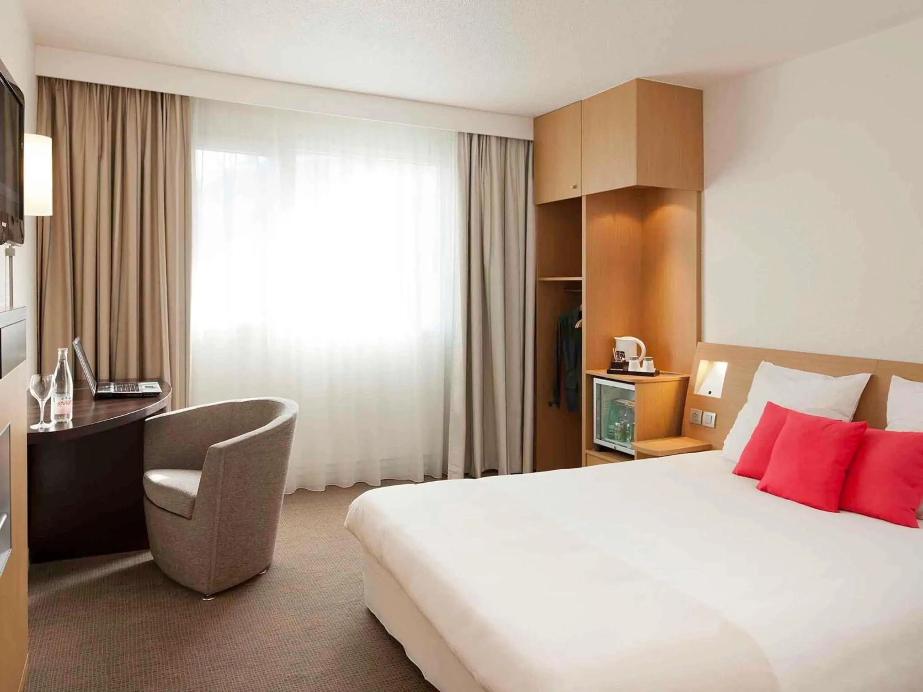 Bedroom, Bed in Novotel Pau Pyrénées Bedroom, Bed in Novotel Pau Pyrénées