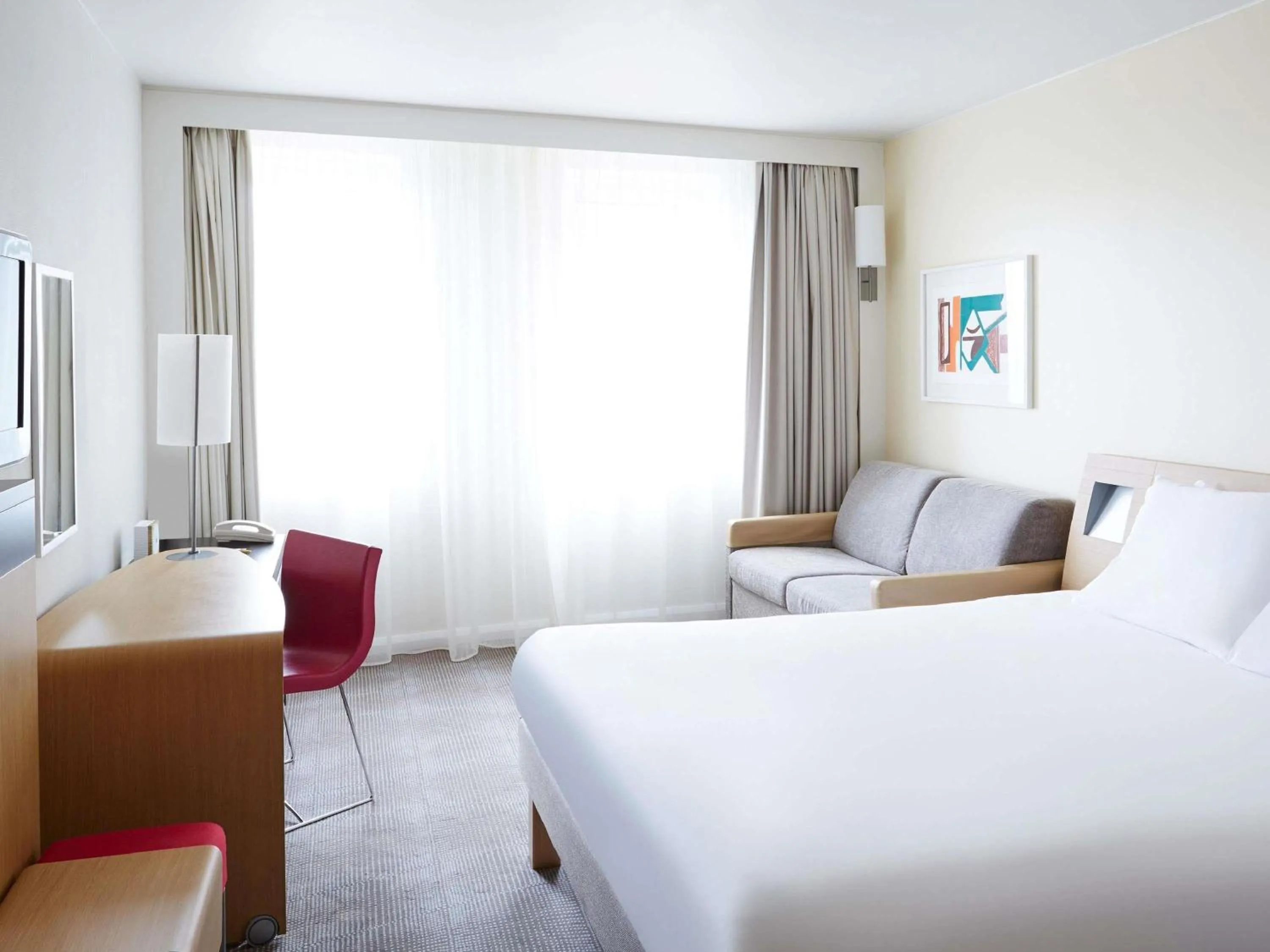 Property building, Bed in Novotel Pau Pyrénées