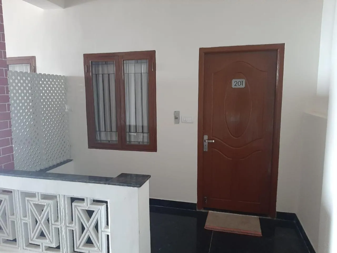 Facade/entrance in BAY INN