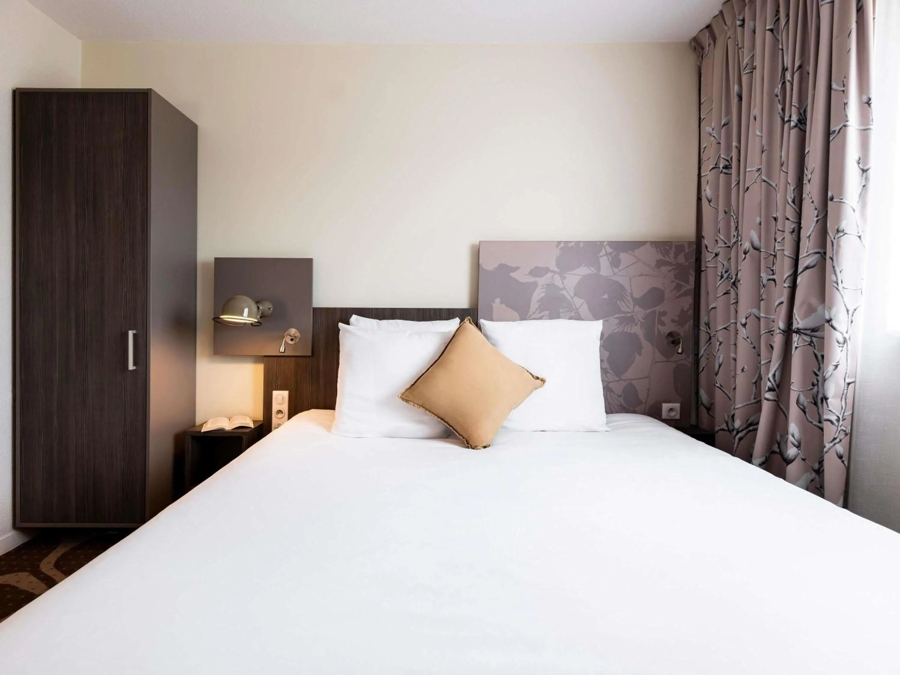 Bedroom, Bed in Mercure Compiègne Sud