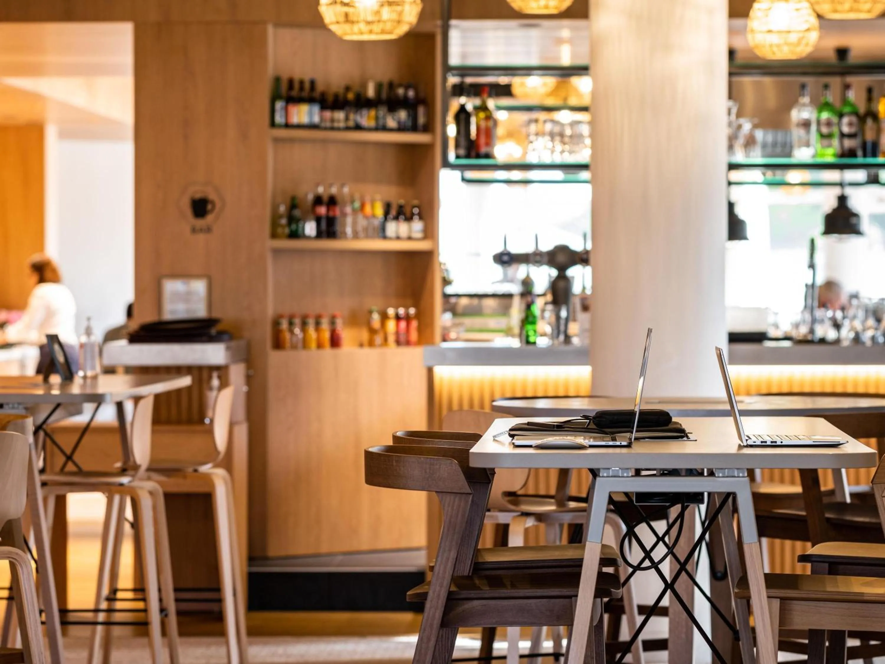 Lounge or bar in Mercure Compiègne Sud