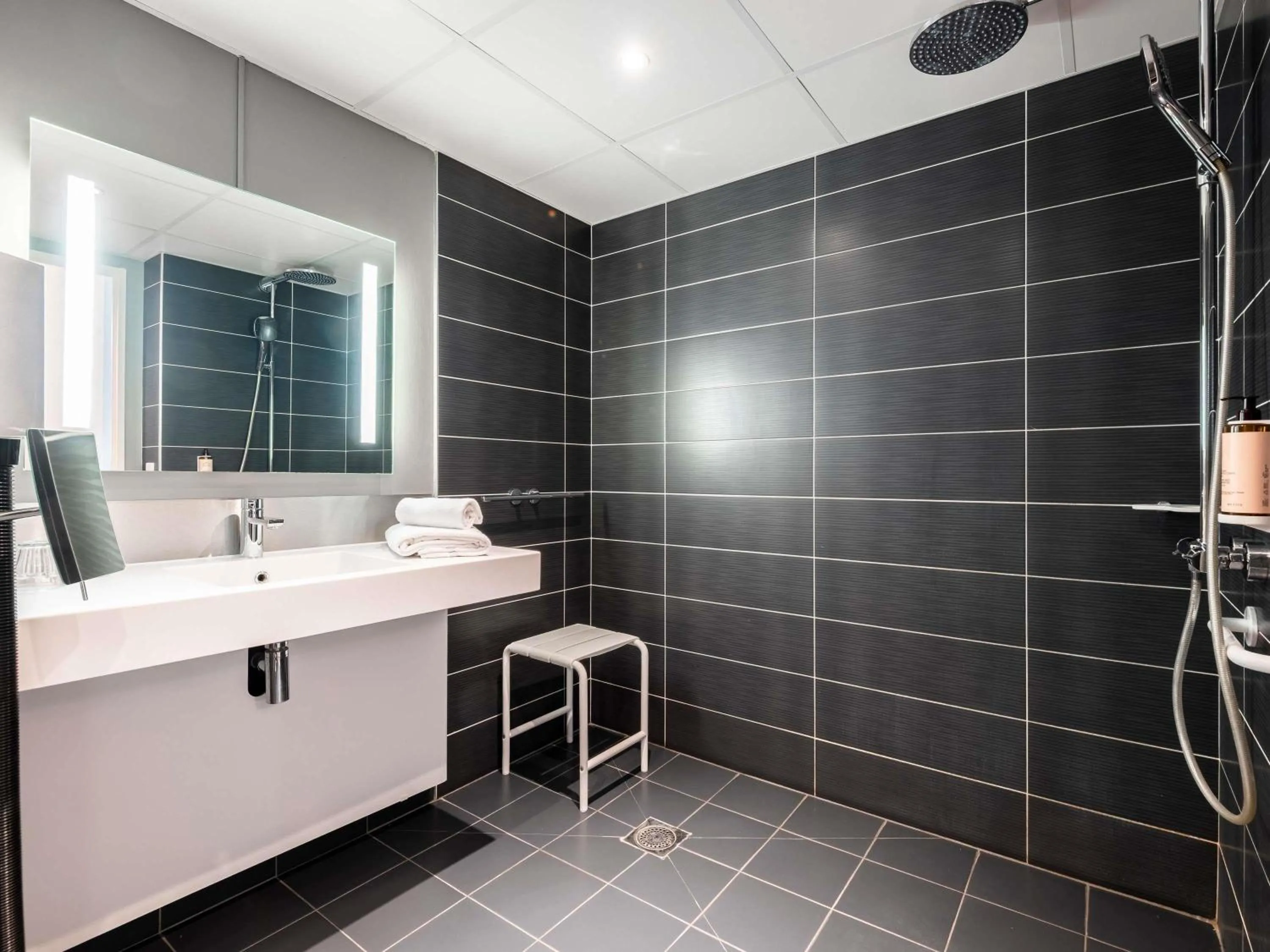 Bedroom in Mercure Compiègne Sud