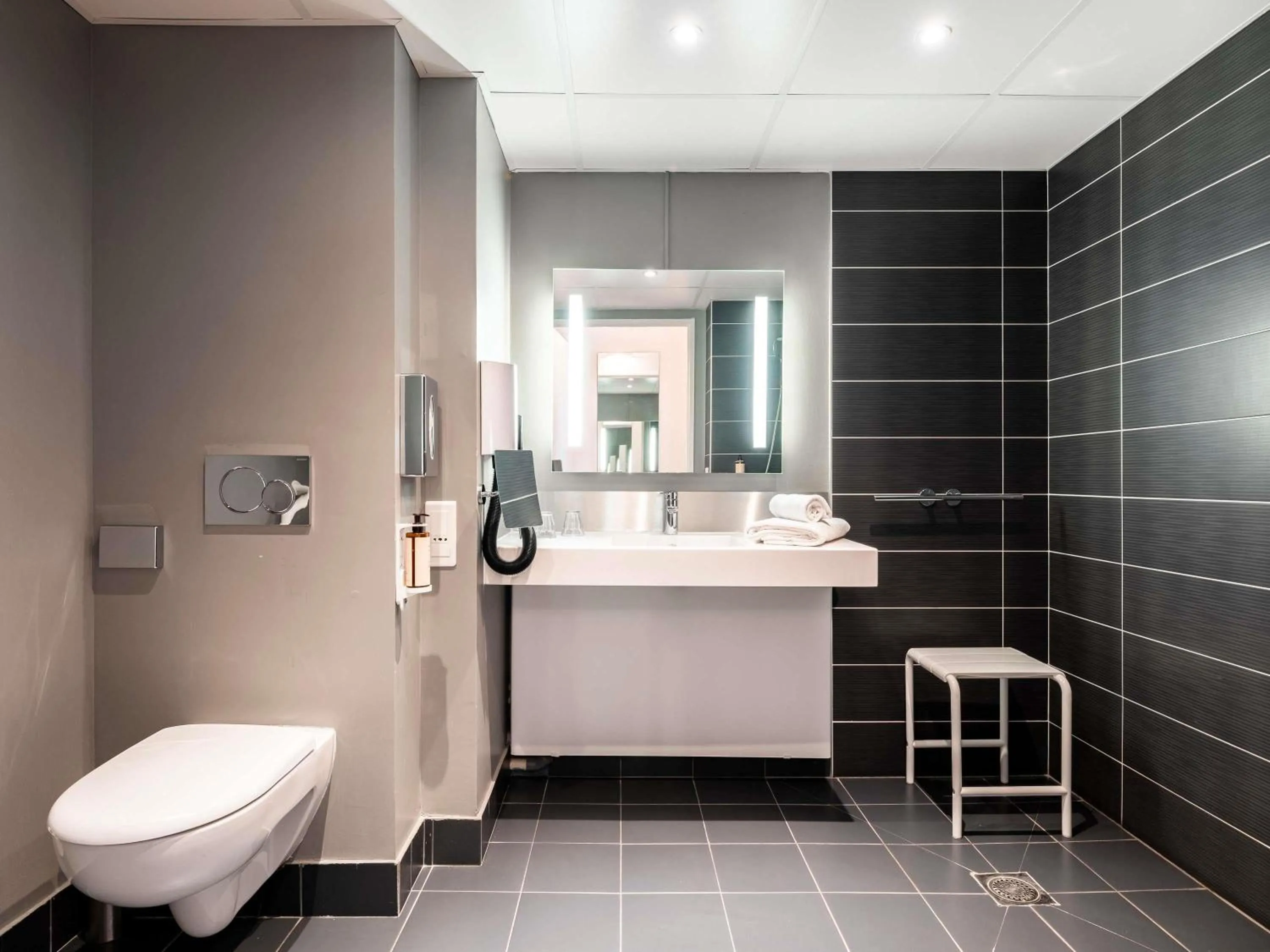 Bedroom in Mercure Compiègne Sud