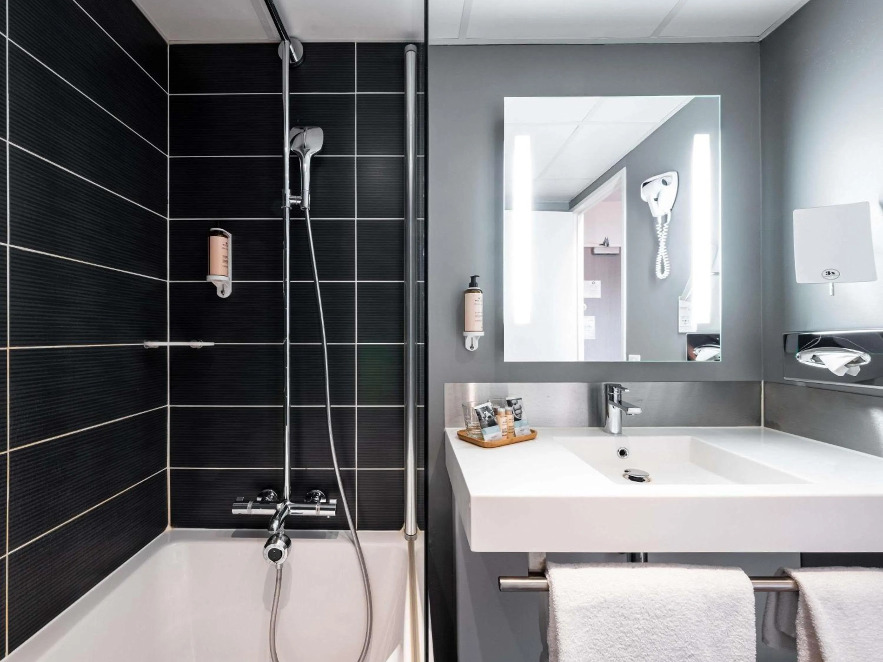 Bedroom in Mercure Compiègne Sud