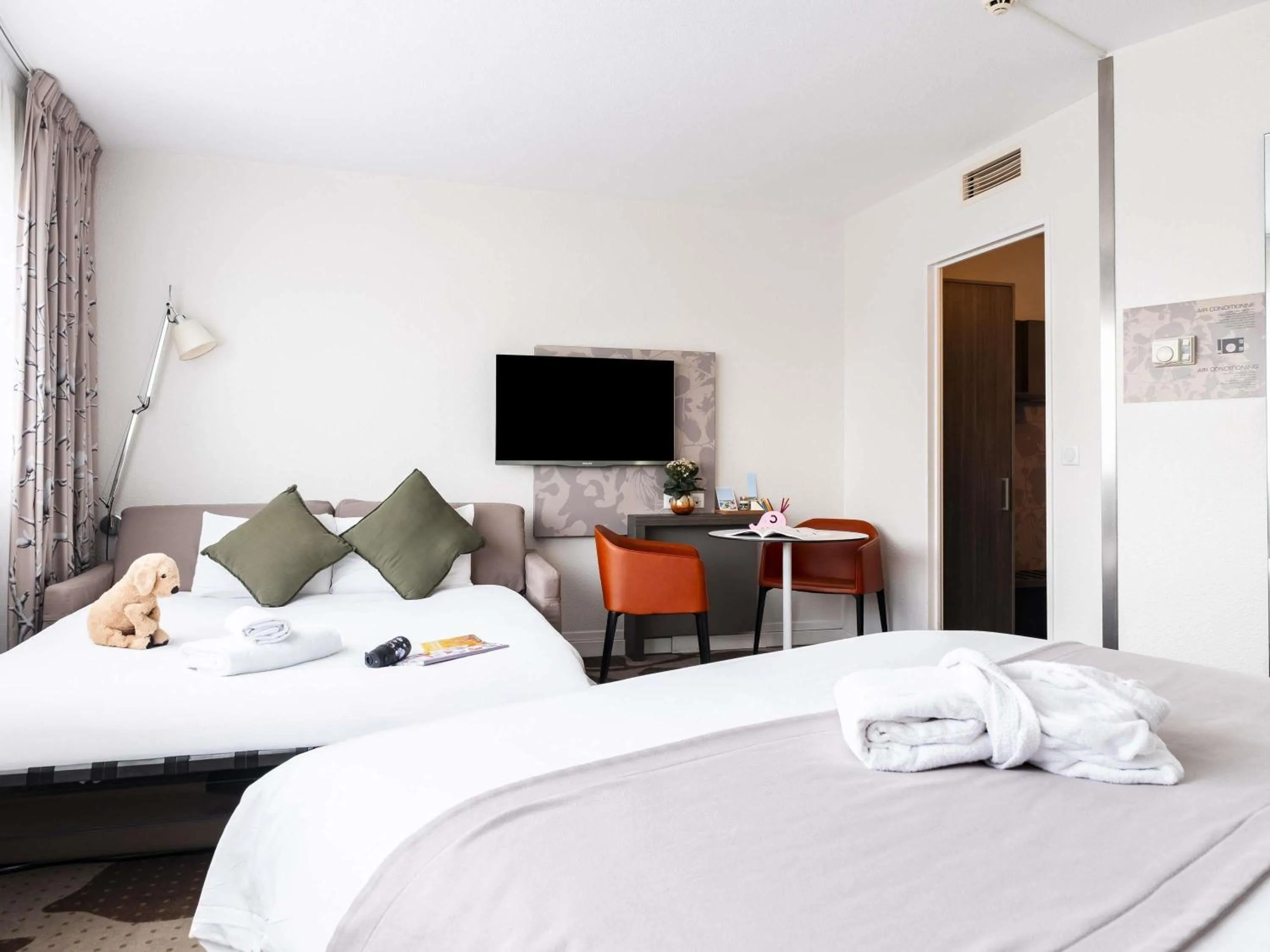 Bedroom, Bed in Mercure Compiègne Sud