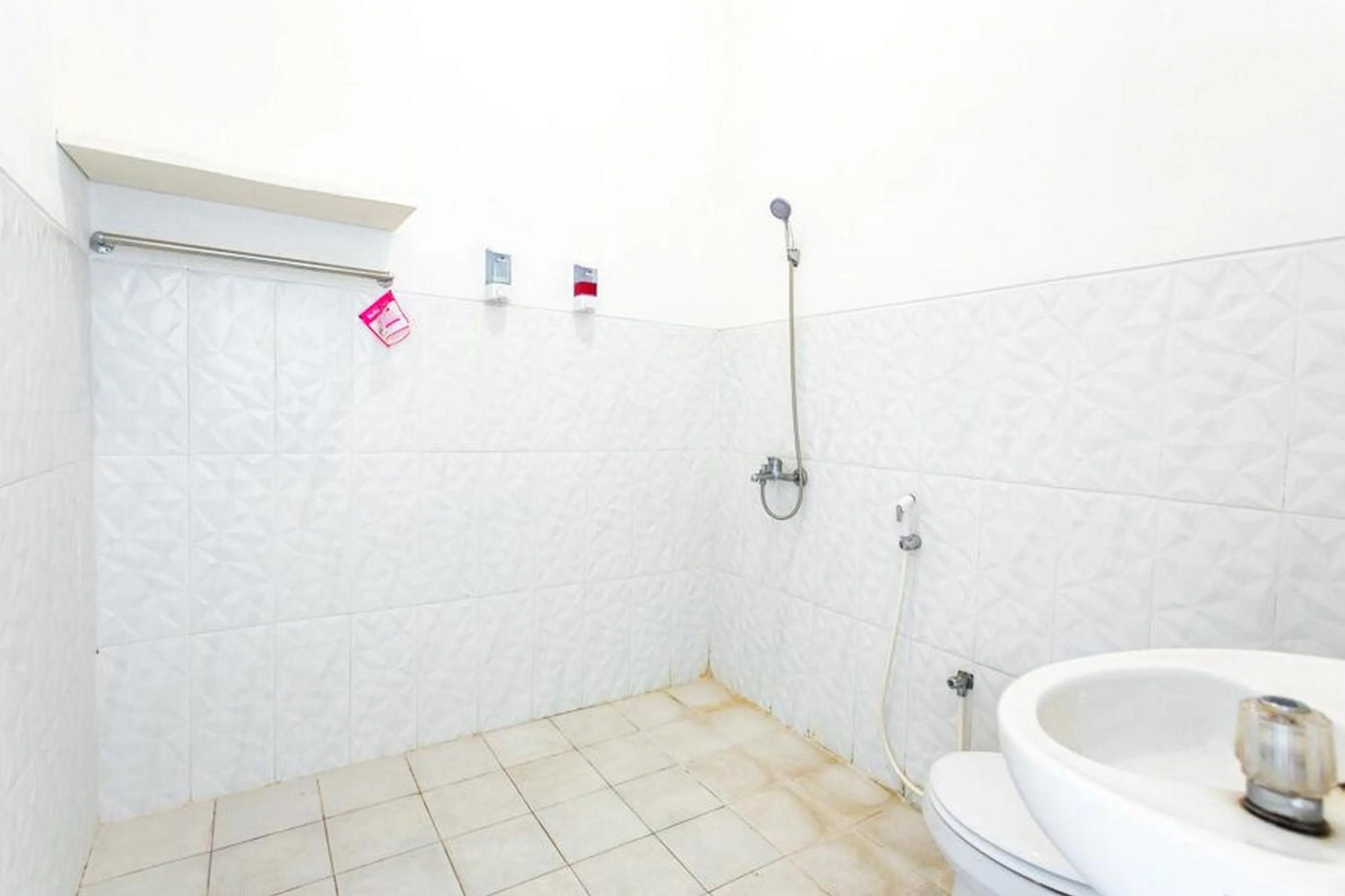 Shower in RedDoorz near Grojogan Sewu Tawangmangu