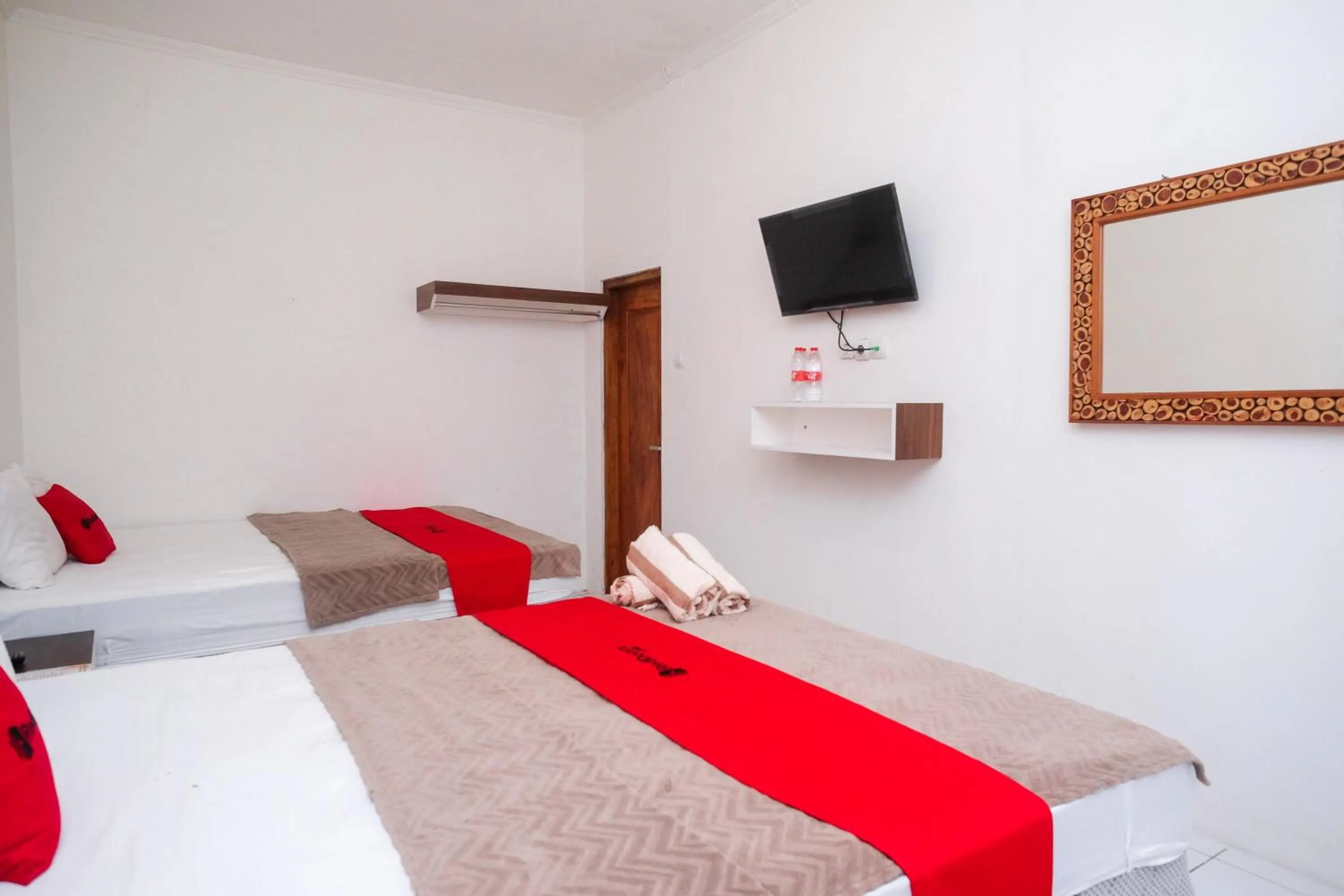 Bed in RedDoorz near Grojogan Sewu Tawangmangu