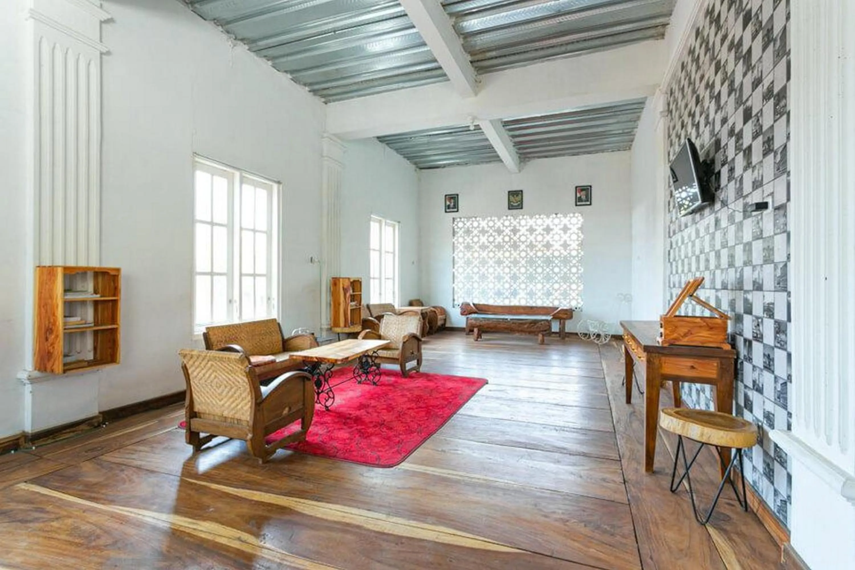 Lobby or reception in RedDoorz near Grojogan Sewu Tawangmangu