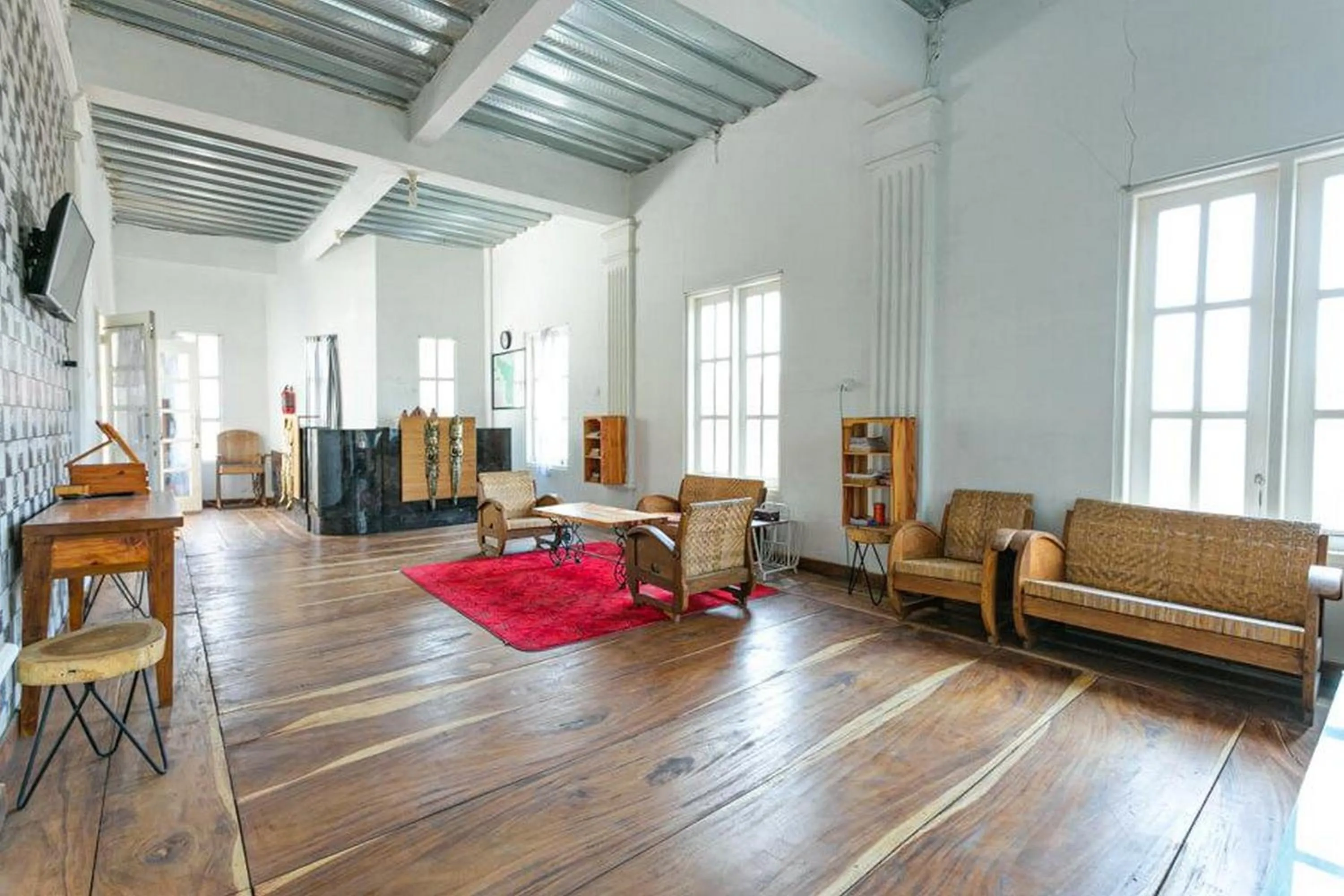 Lobby or reception in RedDoorz near Grojogan Sewu Tawangmangu