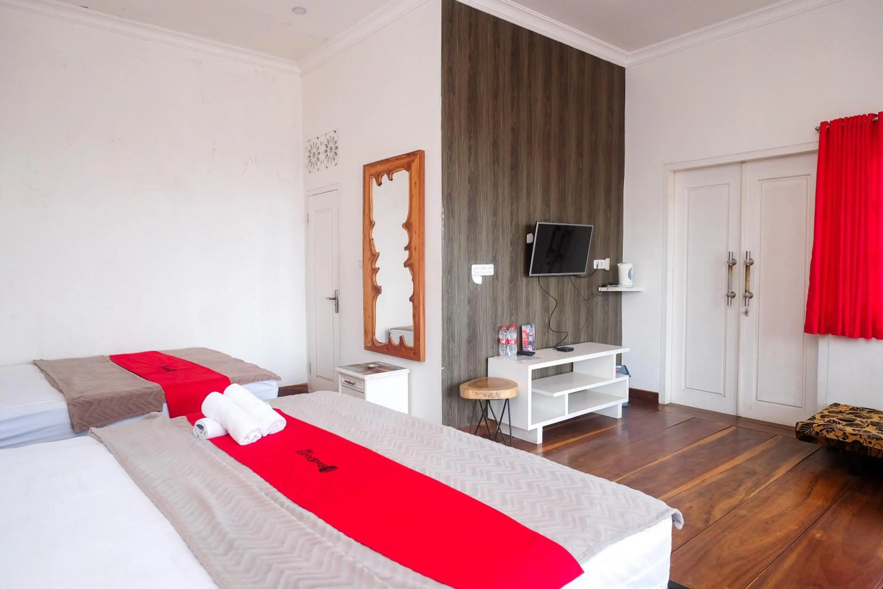 Bed in RedDoorz near Grojogan Sewu Tawangmangu