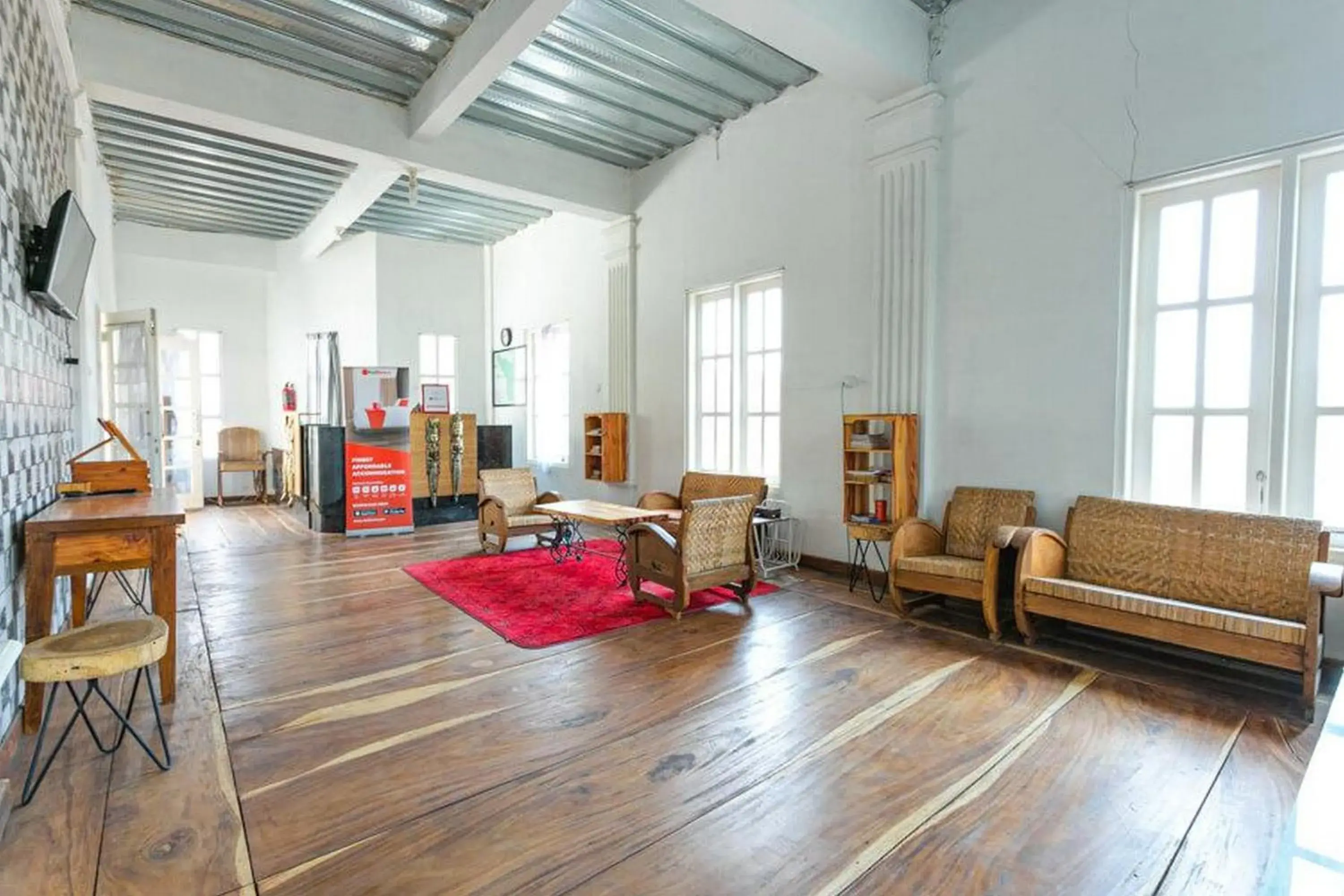 Lobby or reception in RedDoorz near Grojogan Sewu Tawangmangu Lobby or reception in RedDoorz near Grojogan Sewu Tawangmangu