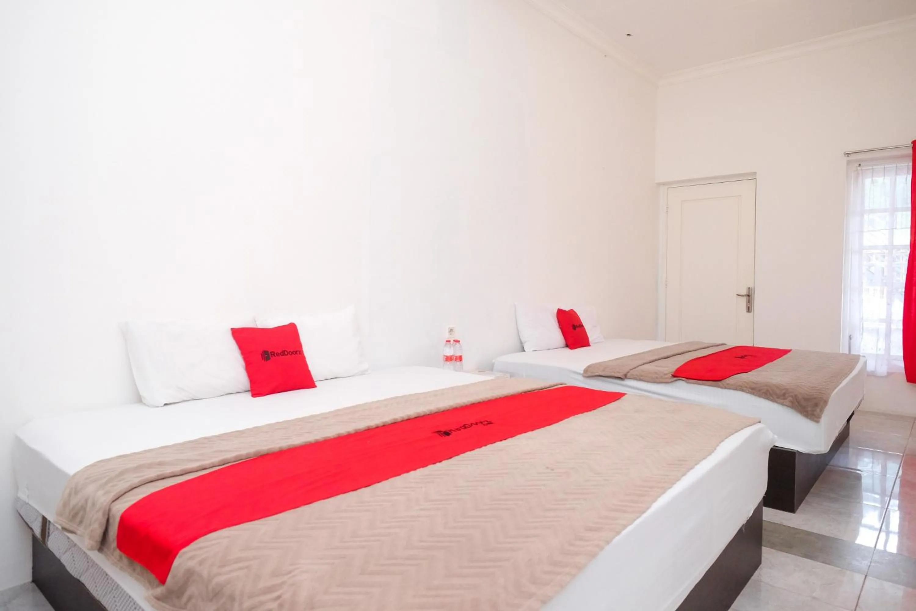 Bed in RedDoorz near Grojogan Sewu Tawangmangu