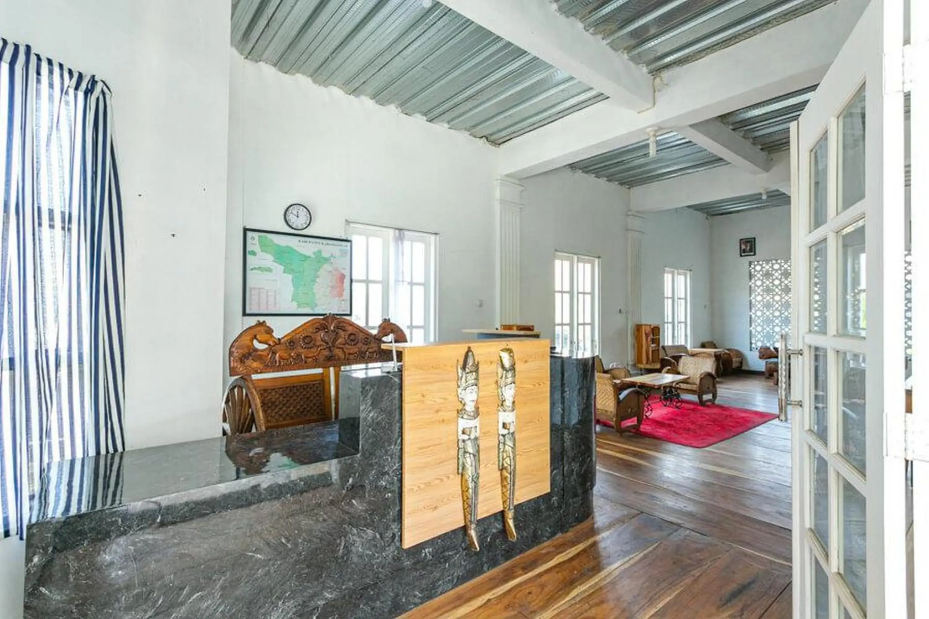 Lobby or reception in RedDoorz near Grojogan Sewu Tawangmangu Lobby or reception in RedDoorz near Grojogan Sewu Tawangmangu