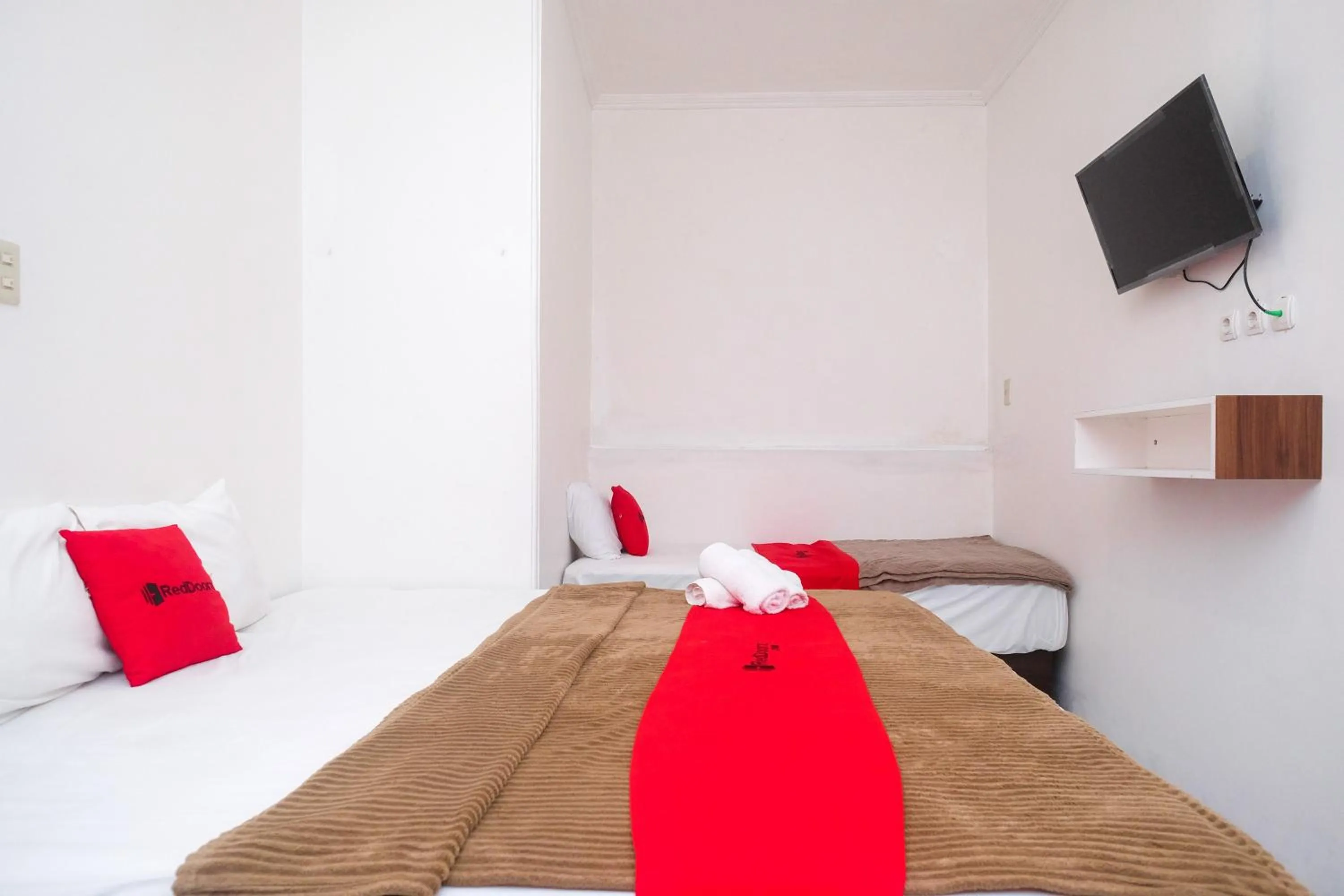 Bed in RedDoorz near Grojogan Sewu Tawangmangu