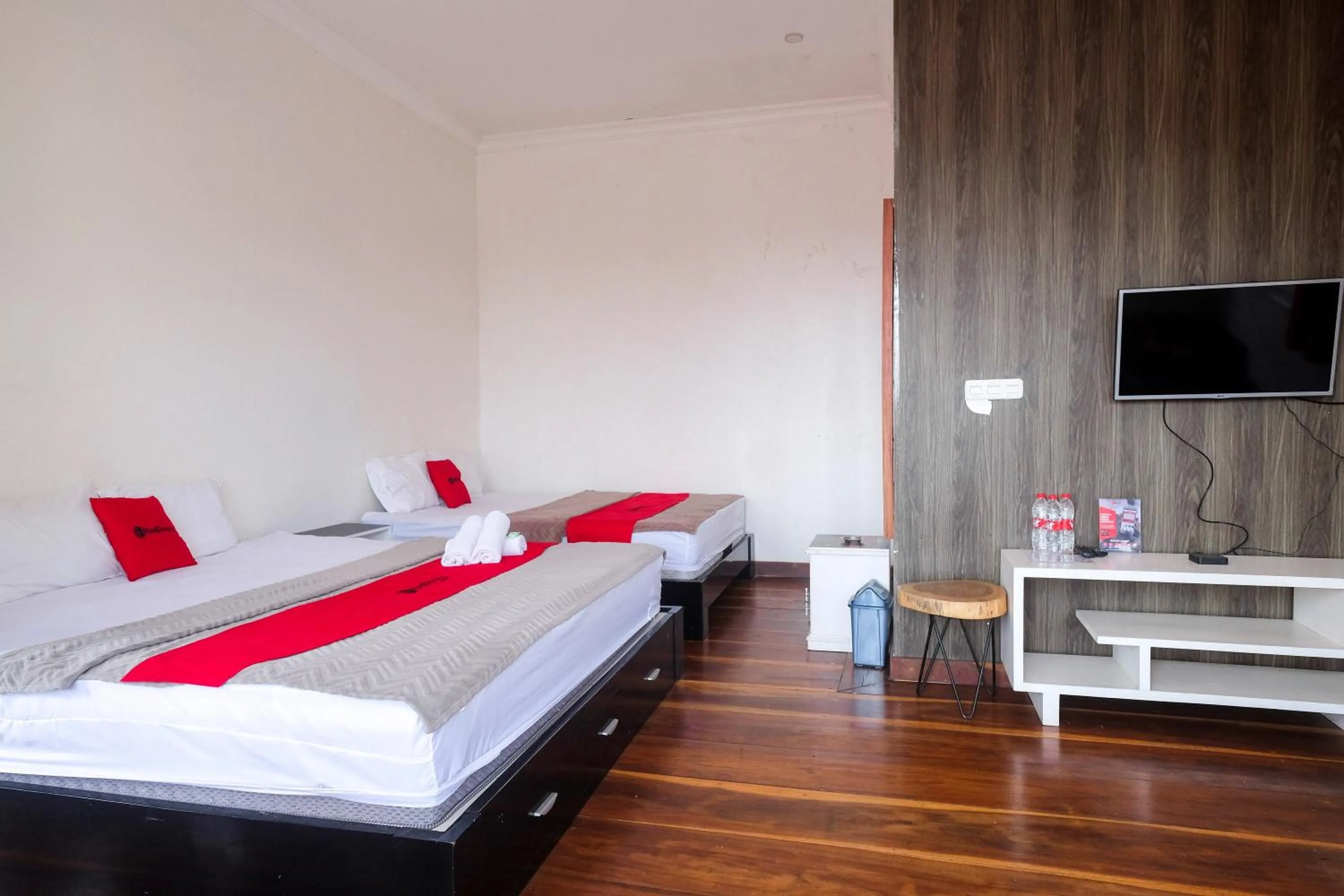 Bed in RedDoorz near Grojogan Sewu Tawangmangu