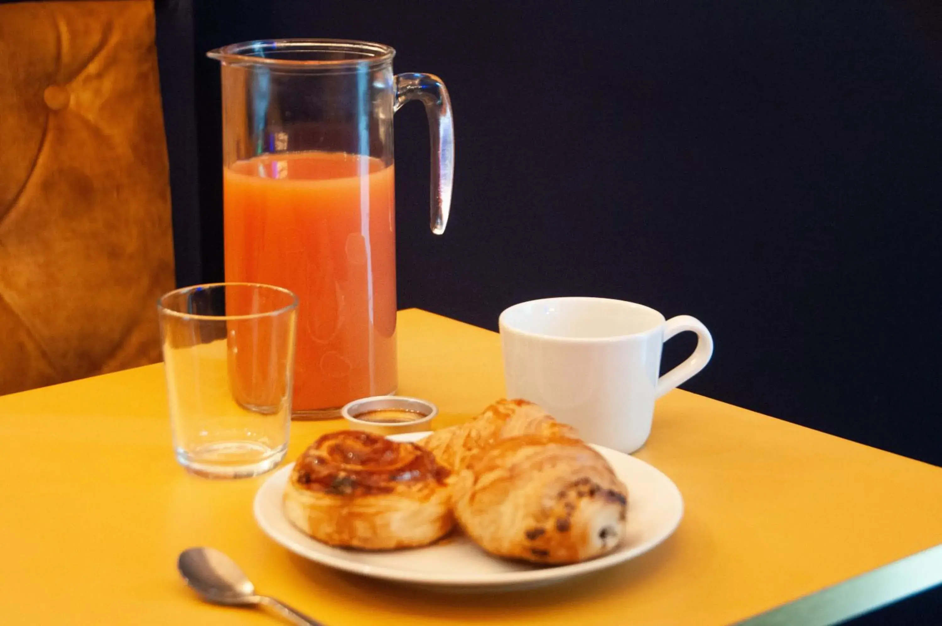 Food and drinks in Hôtel Petit Saint-Honoré Food and drinks in Hôtel Petit Saint-Honoré