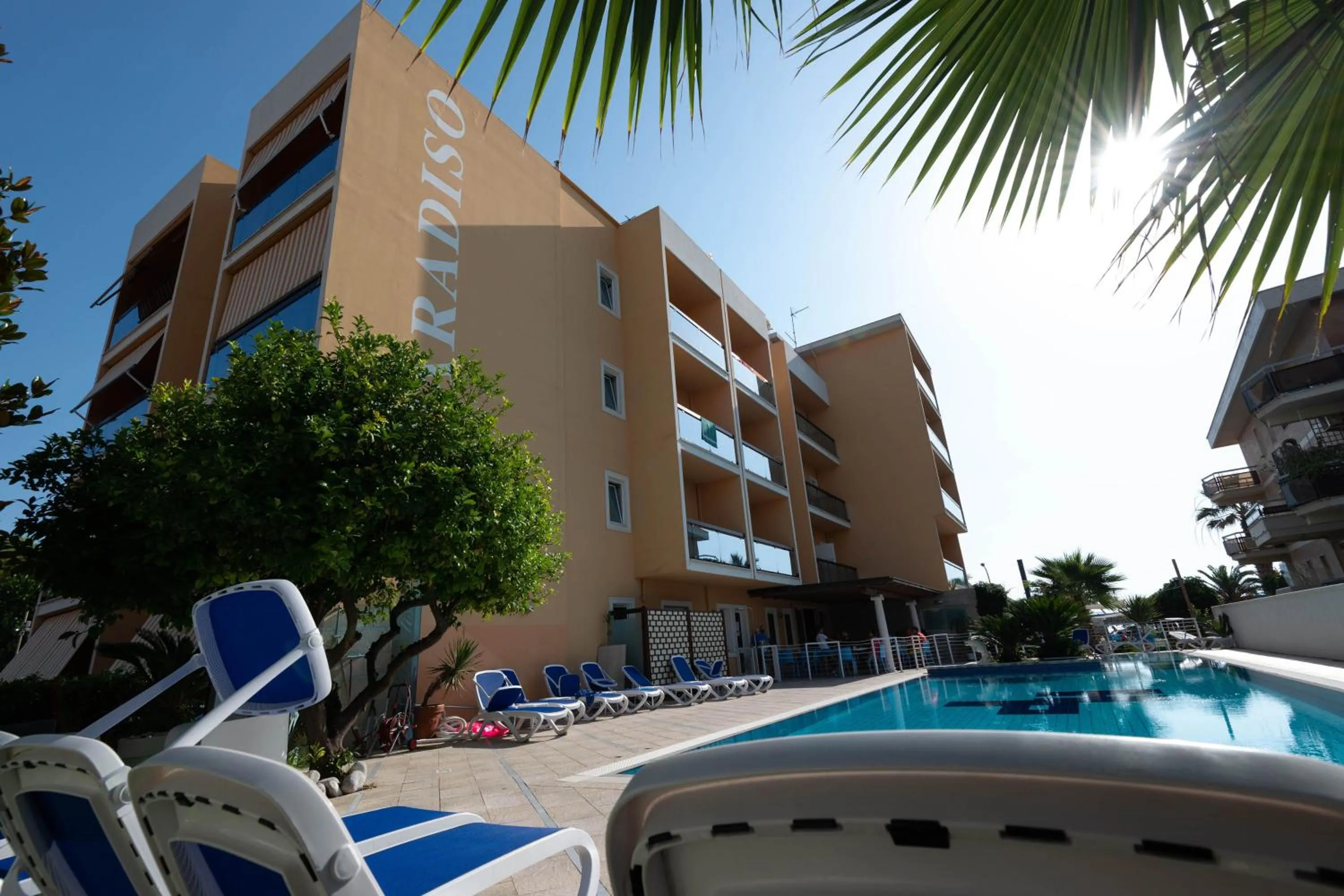 Swimming pool in Hotel Paradiso