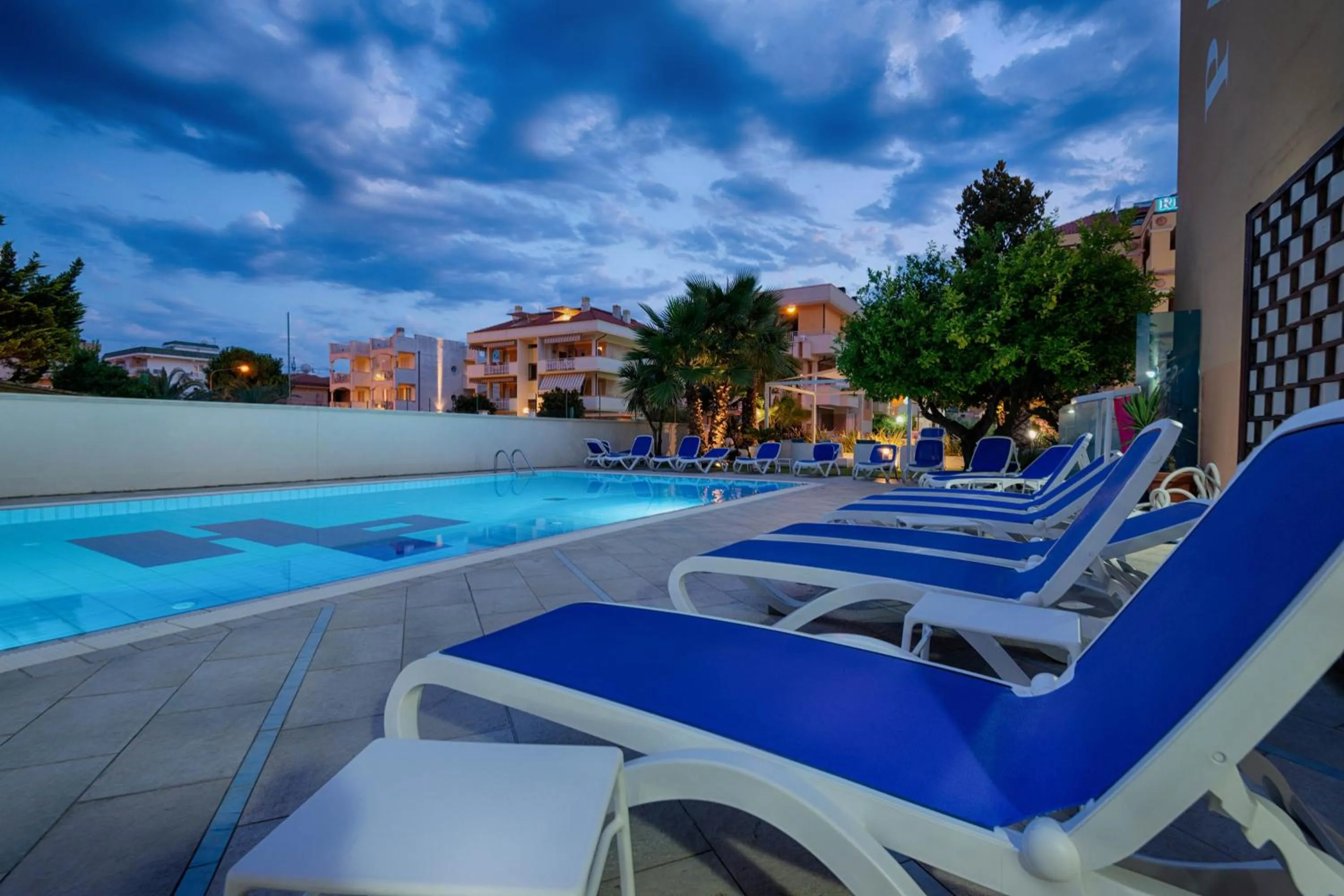 Swimming pool in Hotel Paradiso