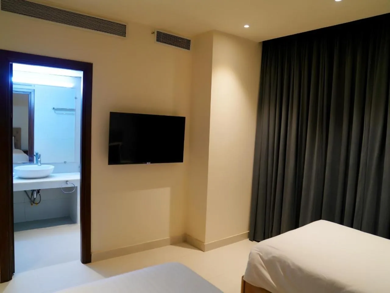 TV and multimedia, Bed in Indigo Heights Hotel & Suites