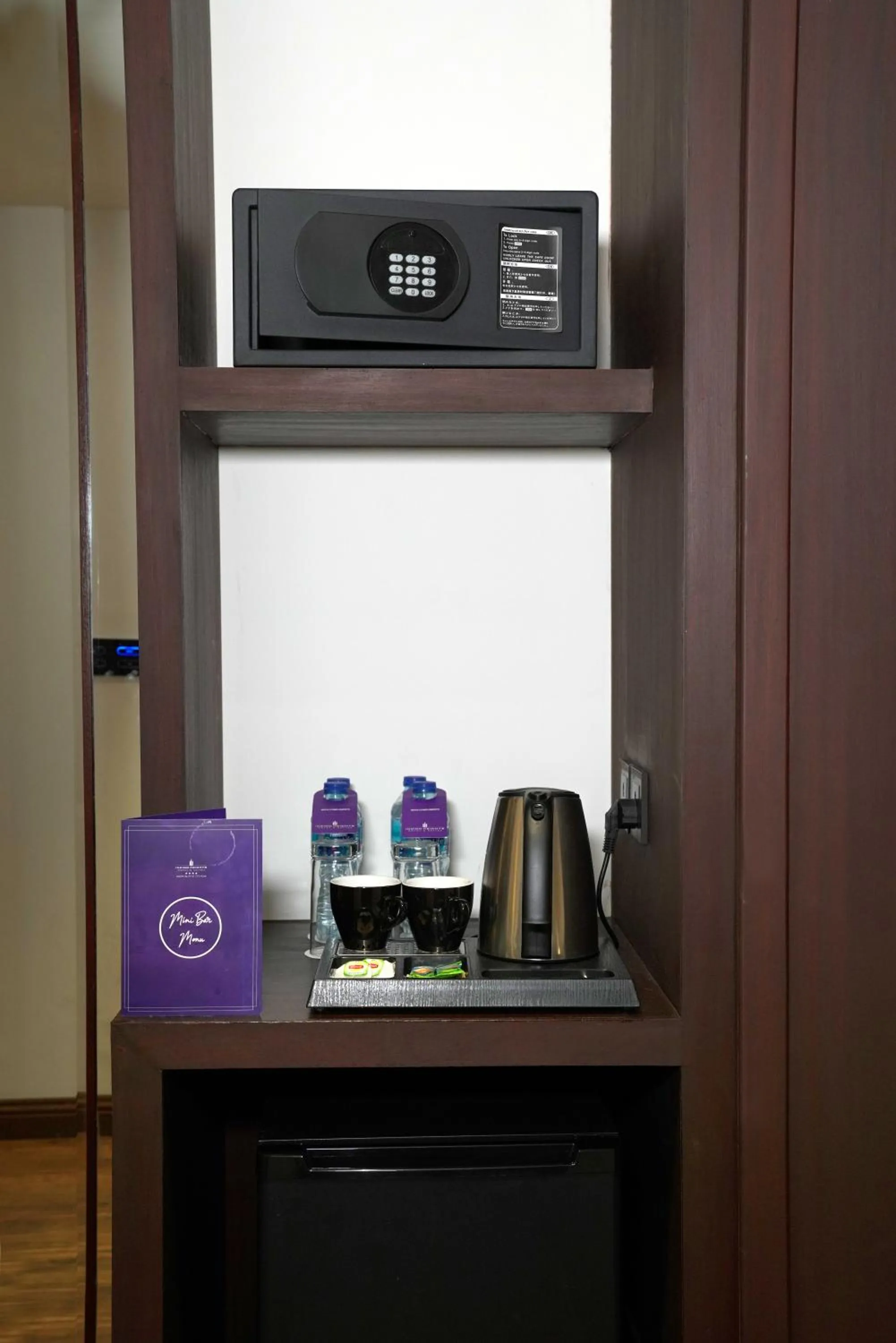microwave in Indigo Heights Hotel & Suites