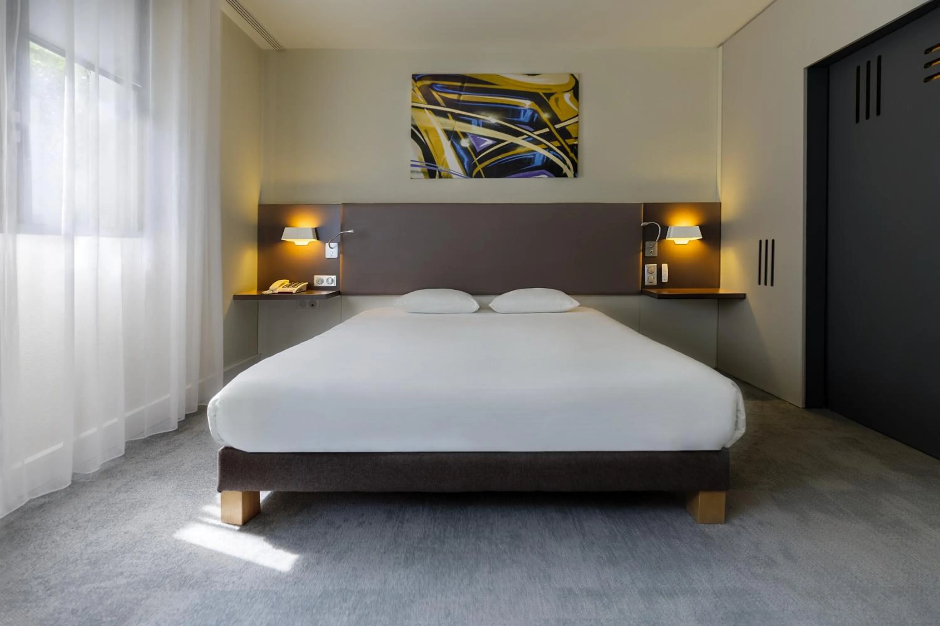 Bed in Novotel Suites Paris Stade de France