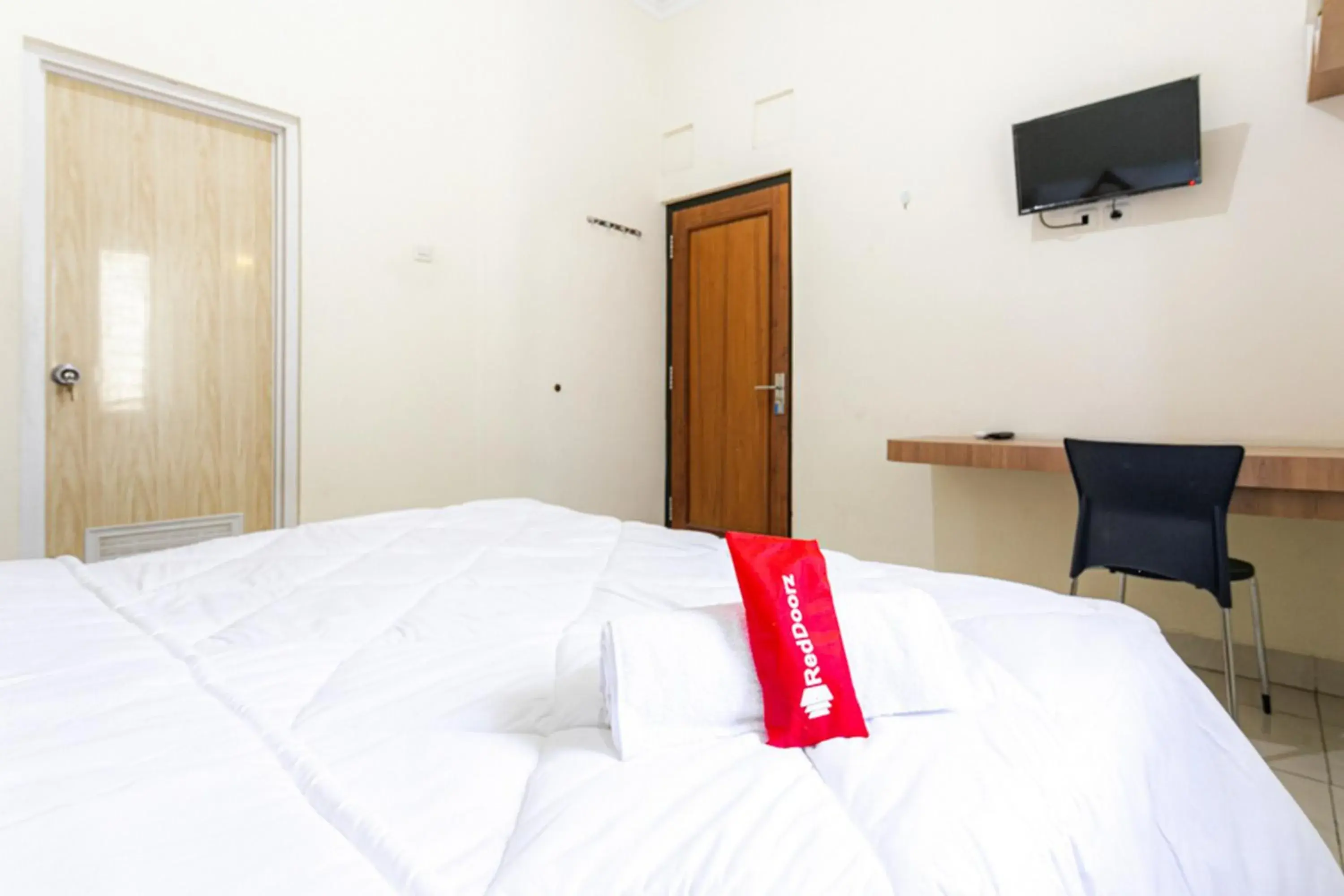 Bedroom, Bed in RedDoorz Syariah near Assalaam - UMS Bedroom, Bed in RedDoorz Syariah near Assalaam - UMS