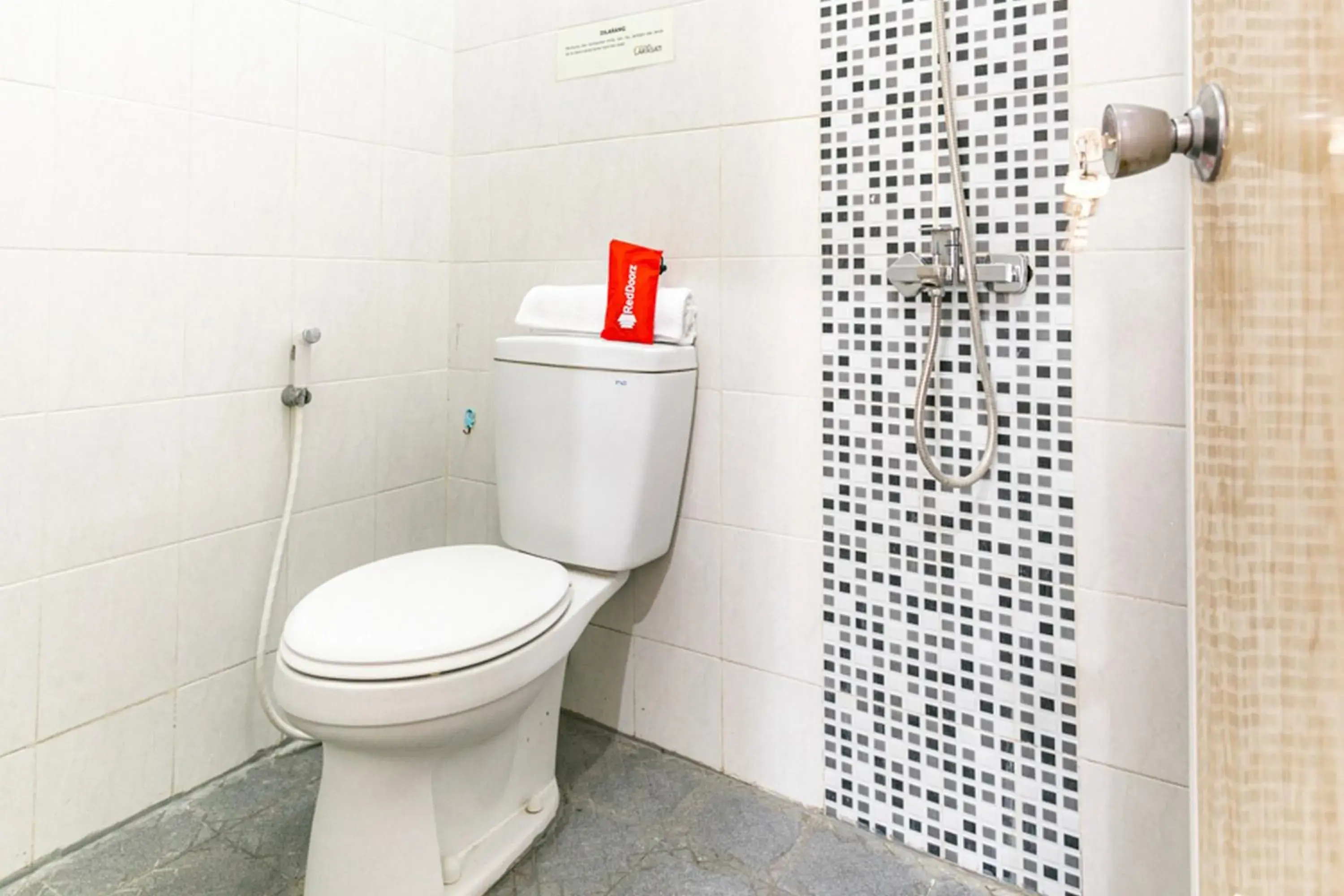 Bathroom in RedDoorz Syariah near Assalaam - UMS Bathroom in RedDoorz Syariah near Assalaam - UMS