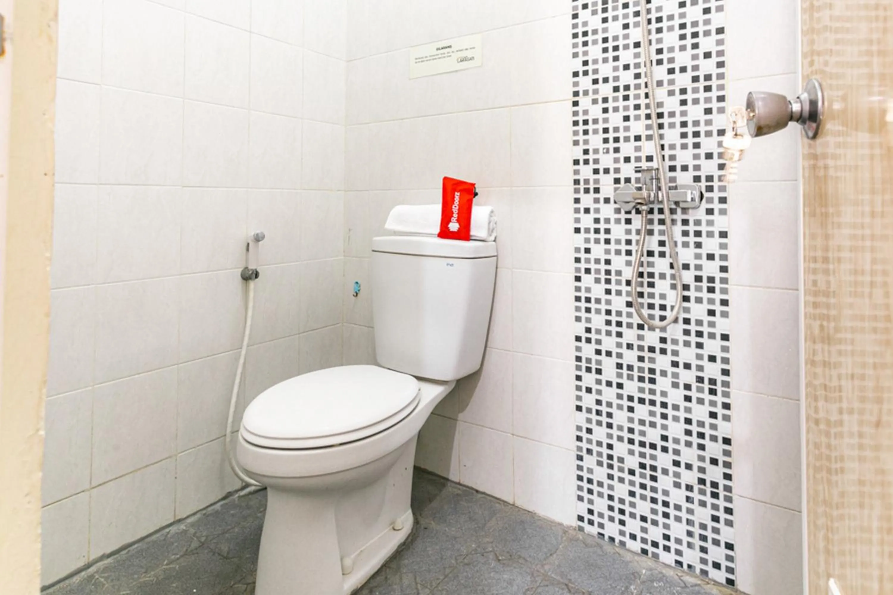 Bathroom in RedDoorz Syariah near Assalaam - UMS