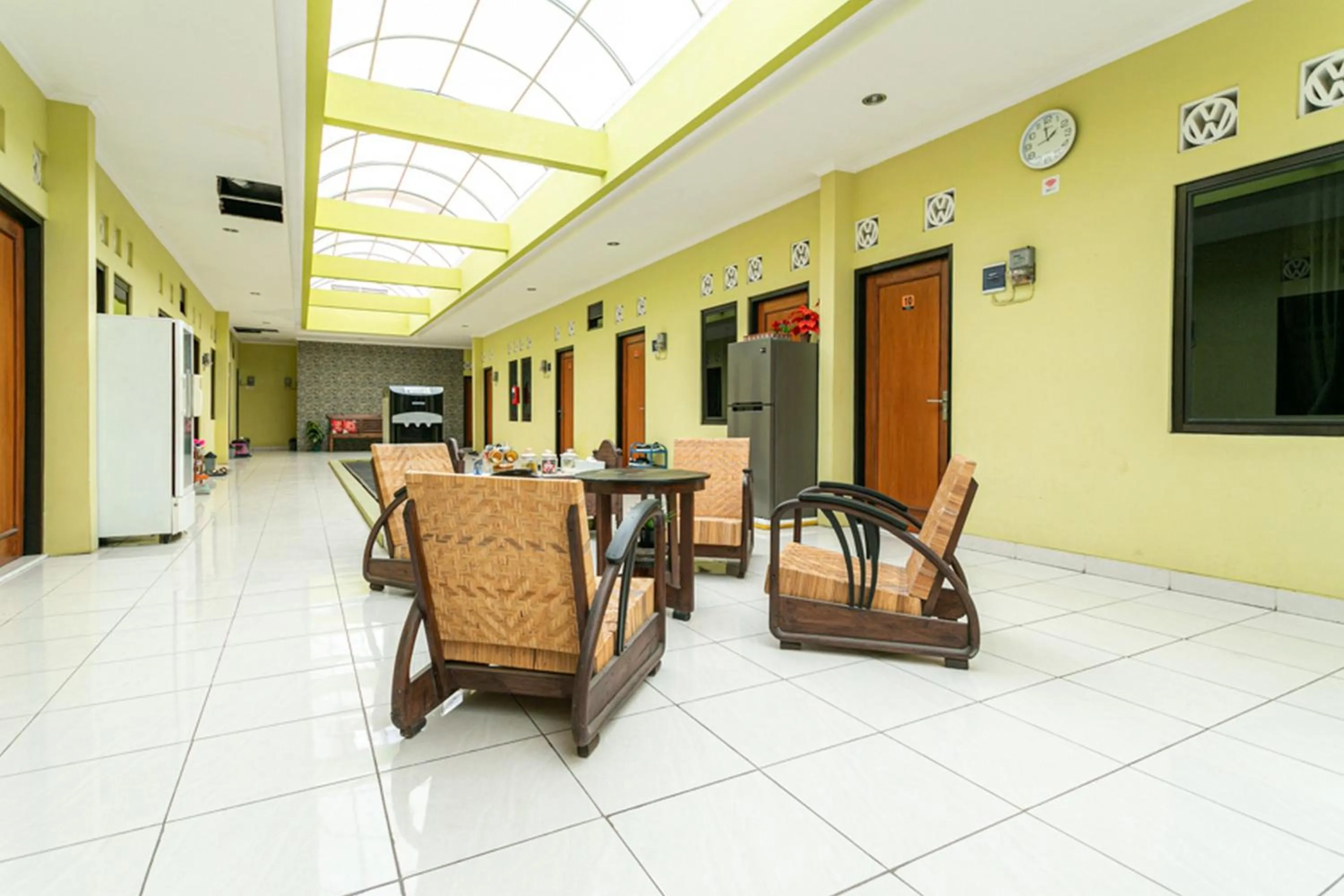 Communal lounge/ TV room in RedDoorz Syariah near Assalaam - UMS