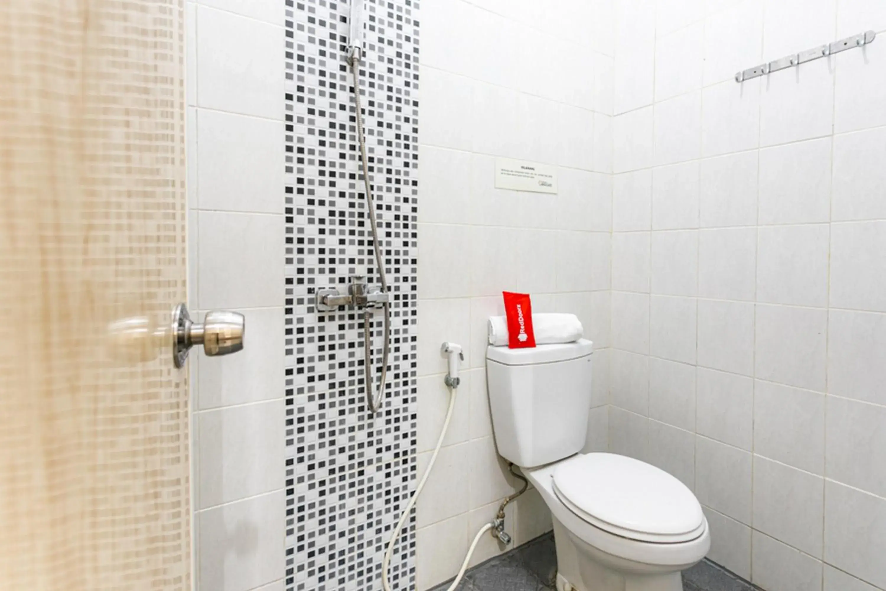 Bathroom in RedDoorz Syariah near Assalaam - UMS Bathroom in RedDoorz Syariah near Assalaam - UMS