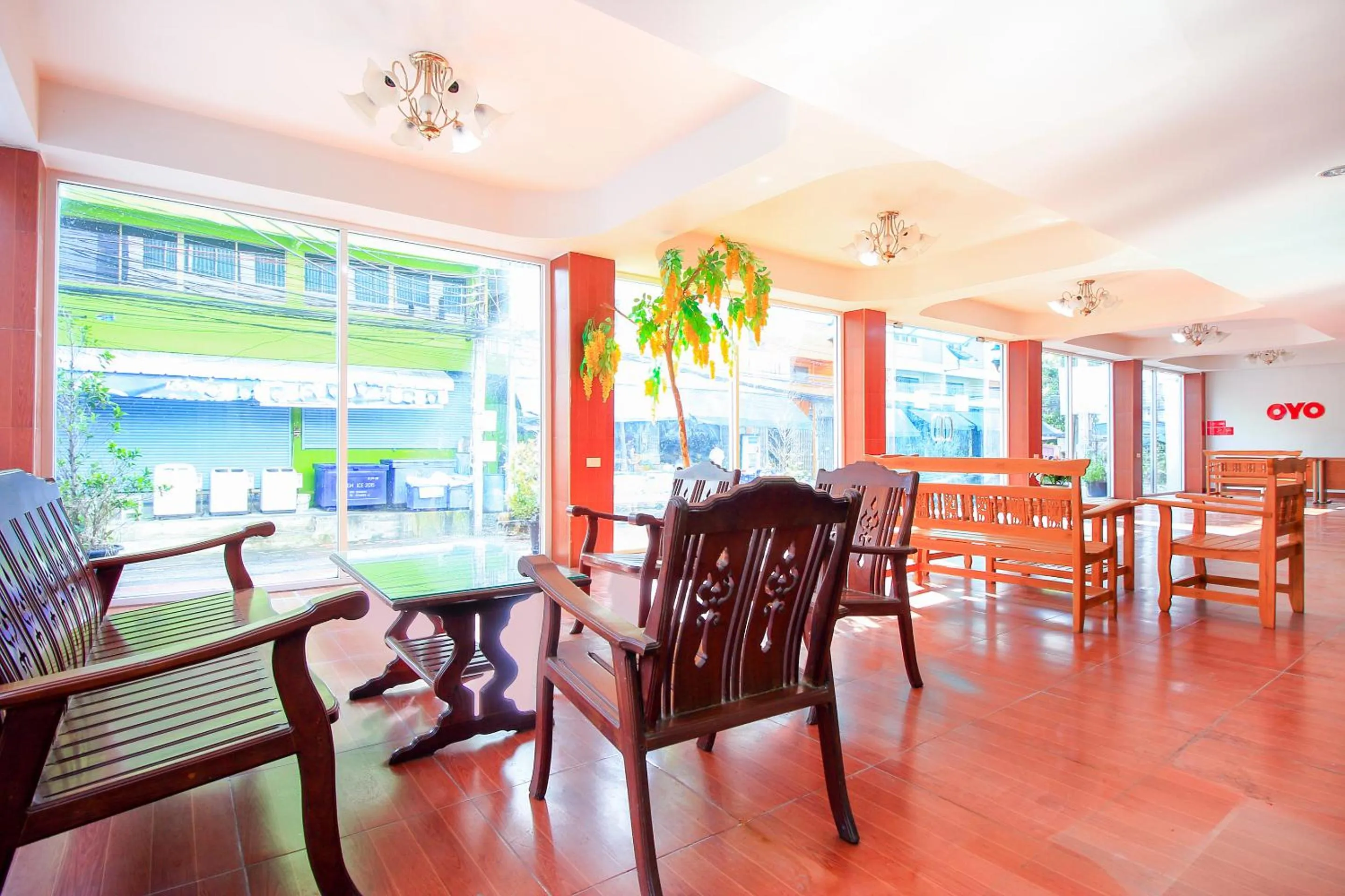 Restaurant/places to eat in OYO 410 Diamond Boutique Hostel