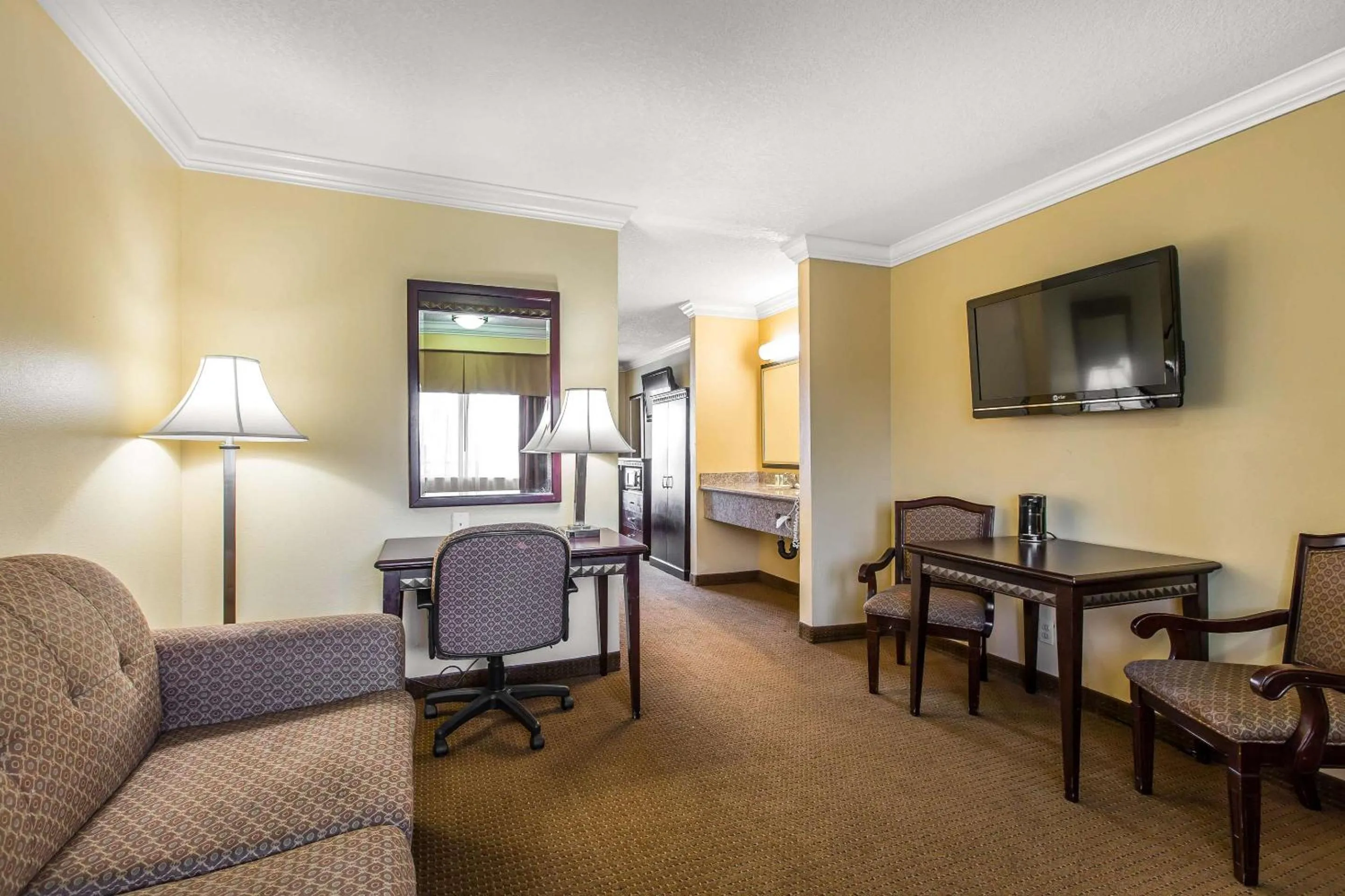 Bedroom in Quality Inn & Suites Bell Gardens-Los Angeles