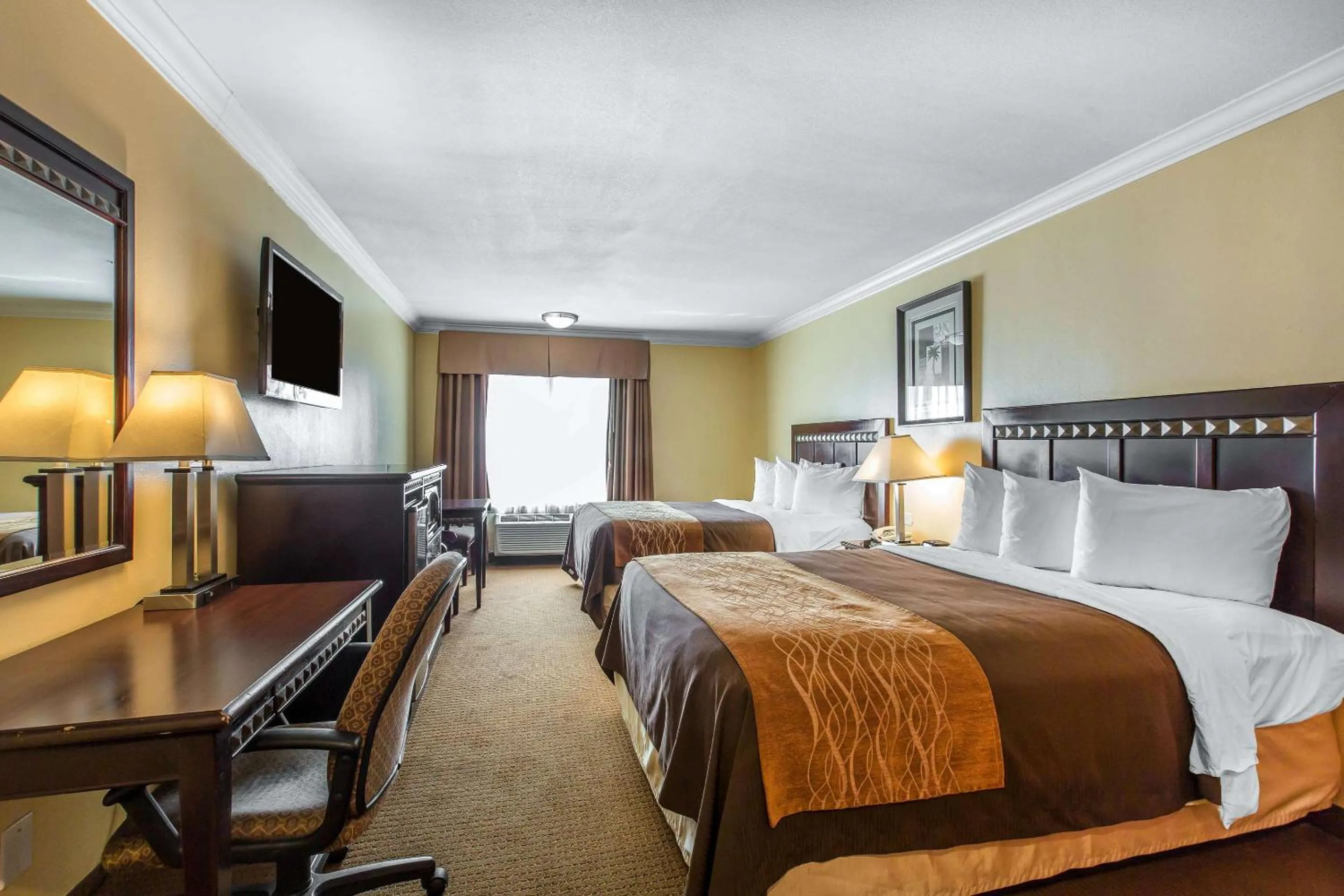 Bedroom, Bed in Quality Inn & Suites Bell Gardens-Los Angeles