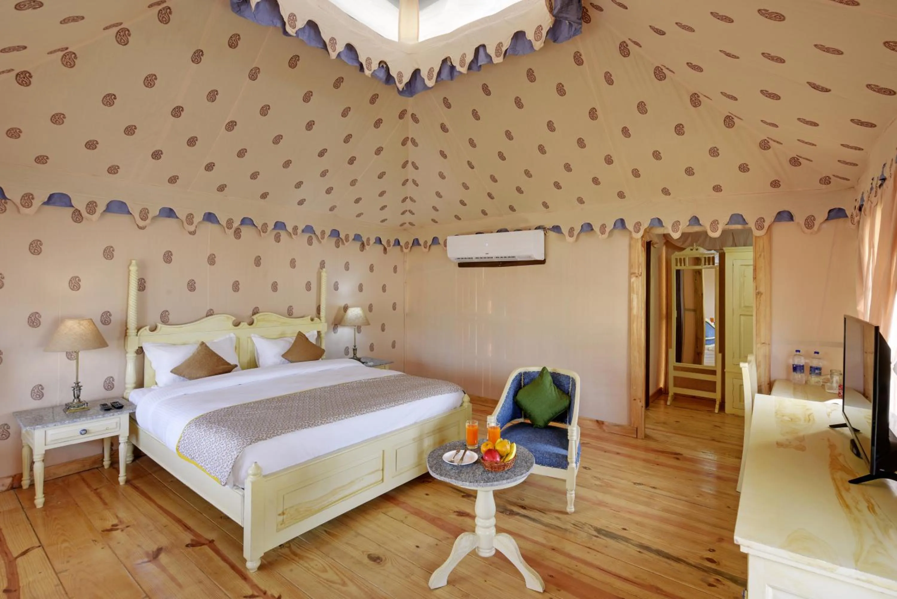 Photo of the whole room, Bed in Jawai Leopard Safari Lodge