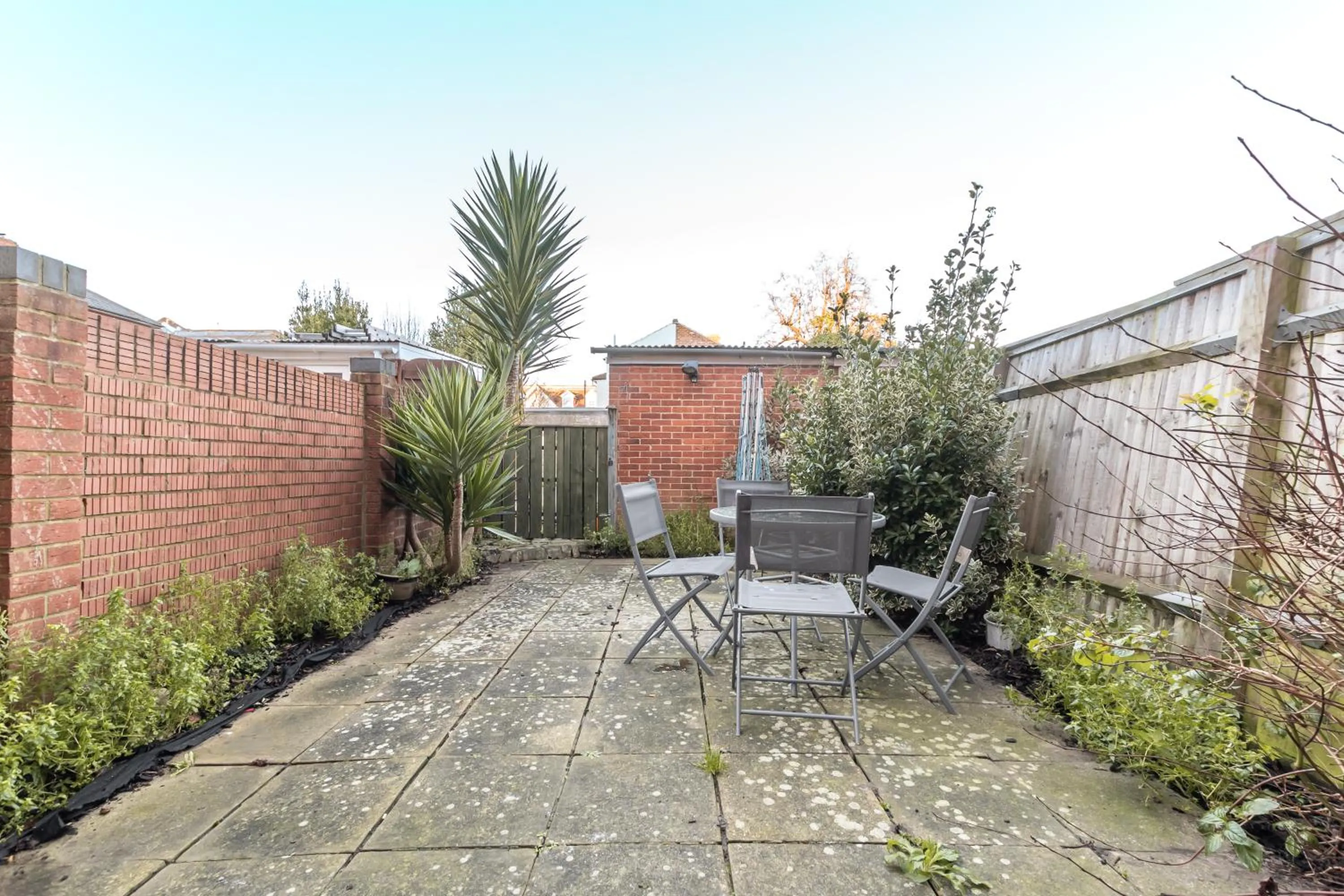 BEST PRICE! LARGE HOME - SMART TV - COMFY BEDS - GARDEN - 4 Single Beds or 2 Doubles! SLEEPS UP TO 4 GUESTS!!