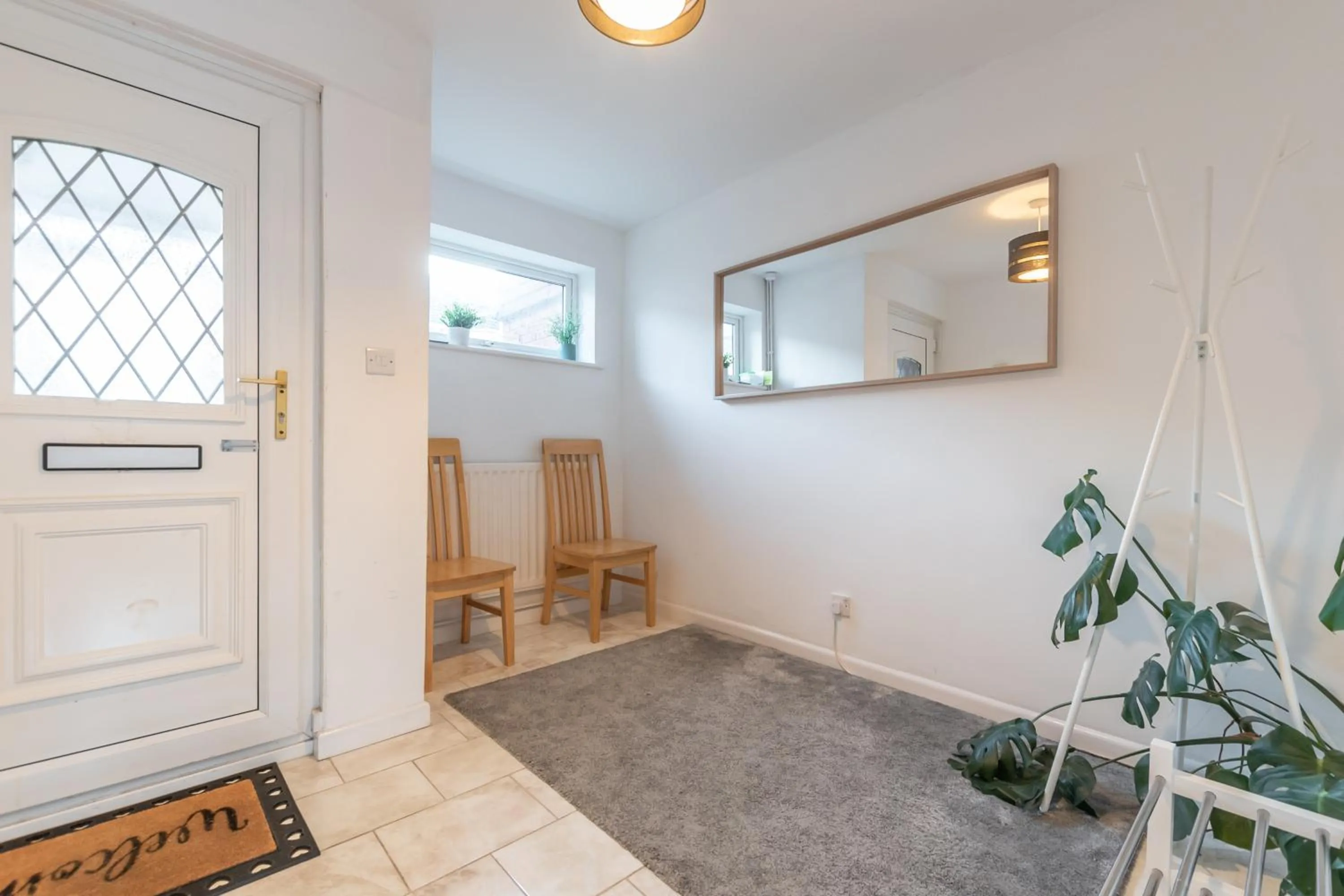 BEST PRICE! LARGE HOME - SMART TV - COMFY BEDS - GARDEN - 4 Single Beds or 2 Doubles! SLEEPS UP TO 4 GUESTS!!