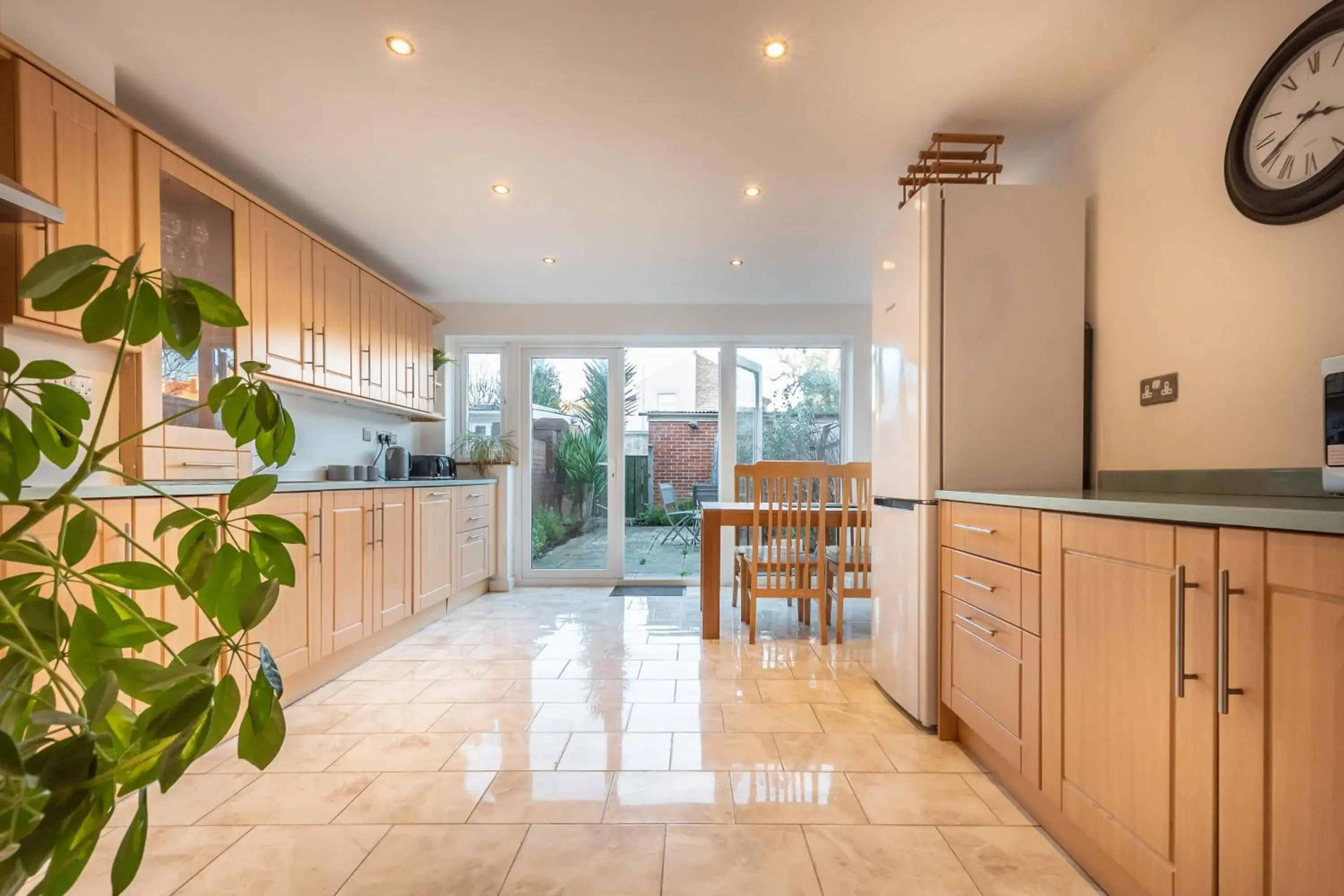 BEST PRICE! LARGE HOME - SMART TV - COMFY BEDS - GARDEN - 4 Single Beds or 2 Doubles! SLEEPS UP TO 4 GUESTS!! BEST PRICE! LARGE HOME - SMART TV - COMFY BEDS - GARDEN - 4 Single Beds or 2 Doubles! SLEEPS UP TO 4 GUESTS!!