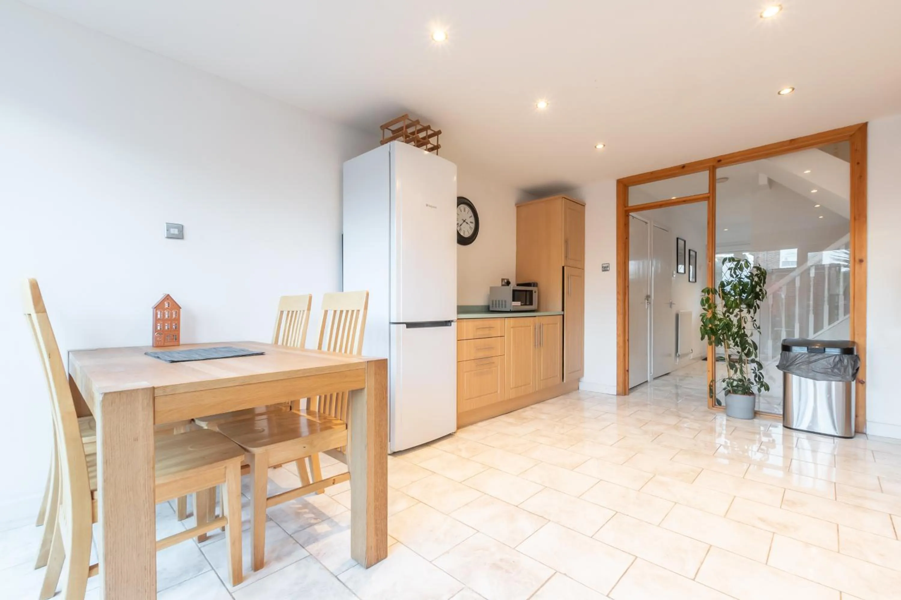 BEST PRICE! LARGE HOME - SMART TV - COMFY BEDS - GARDEN - 4 Single Beds or 2 Doubles! SLEEPS UP TO 4 GUESTS!!