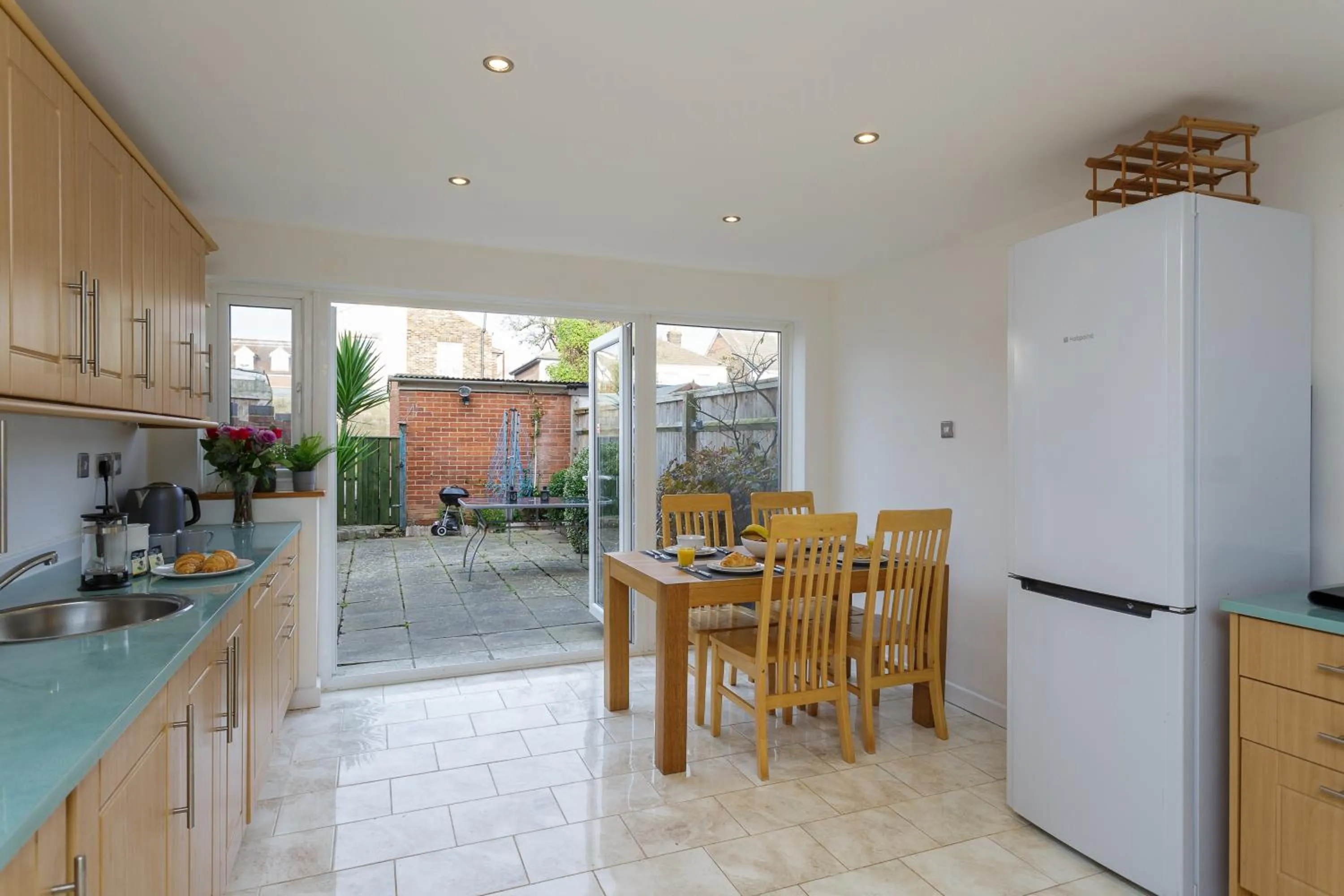 BEST PRICE! LARGE HOME - SMART TV - COMFY BEDS - GARDEN - 4 Single Beds or 2 Doubles! SLEEPS UP TO 4 GUESTS!!