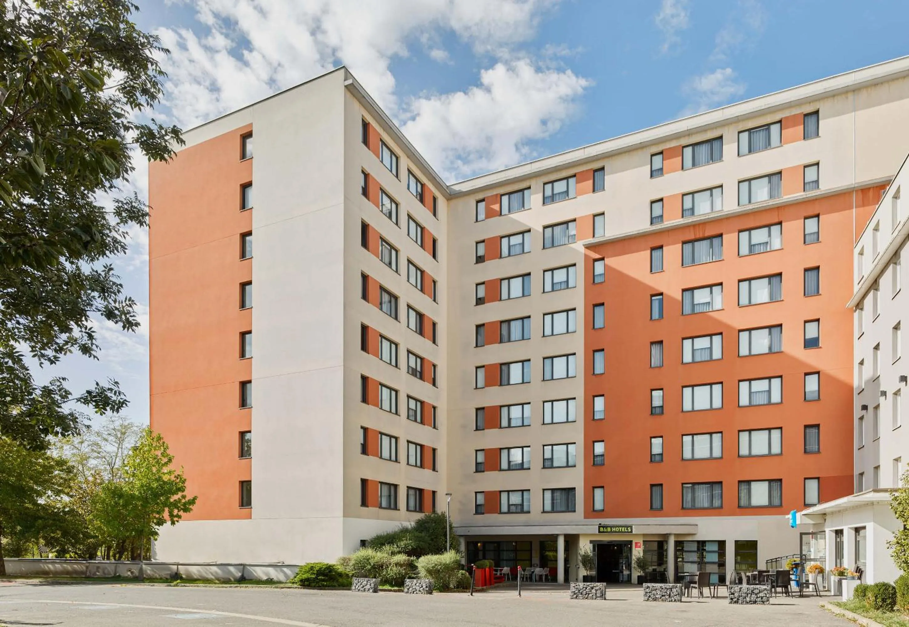 Facade/entrance in B&B HOTEL Vélizy Est