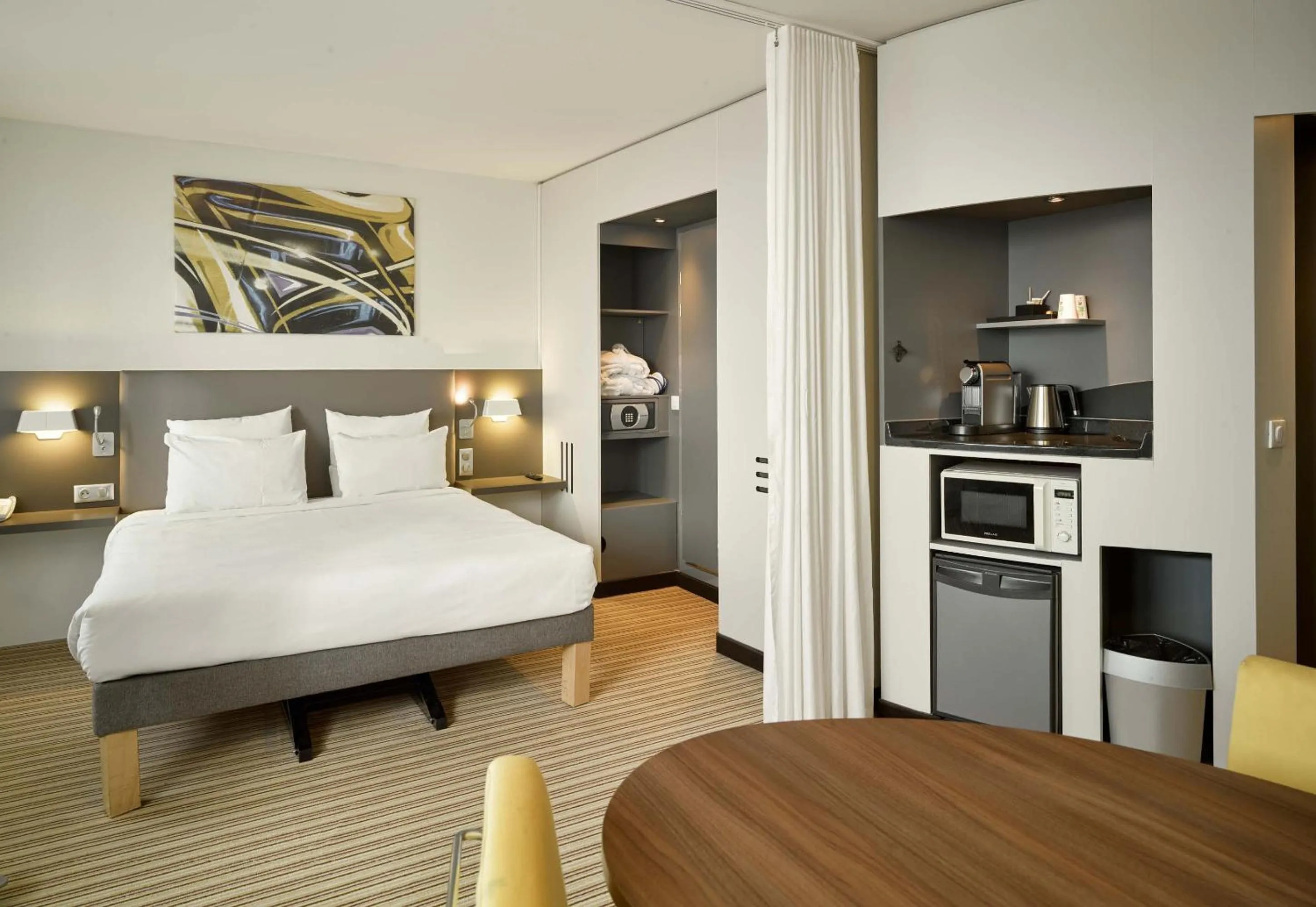 Photo of the whole room, Bed in B&B HOTEL Vélizy Est