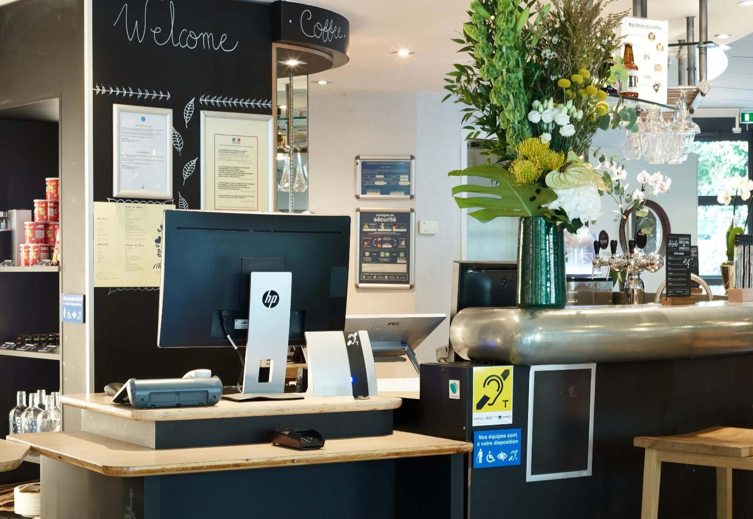 Lobby or reception in B&B HOTEL Vélizy Est