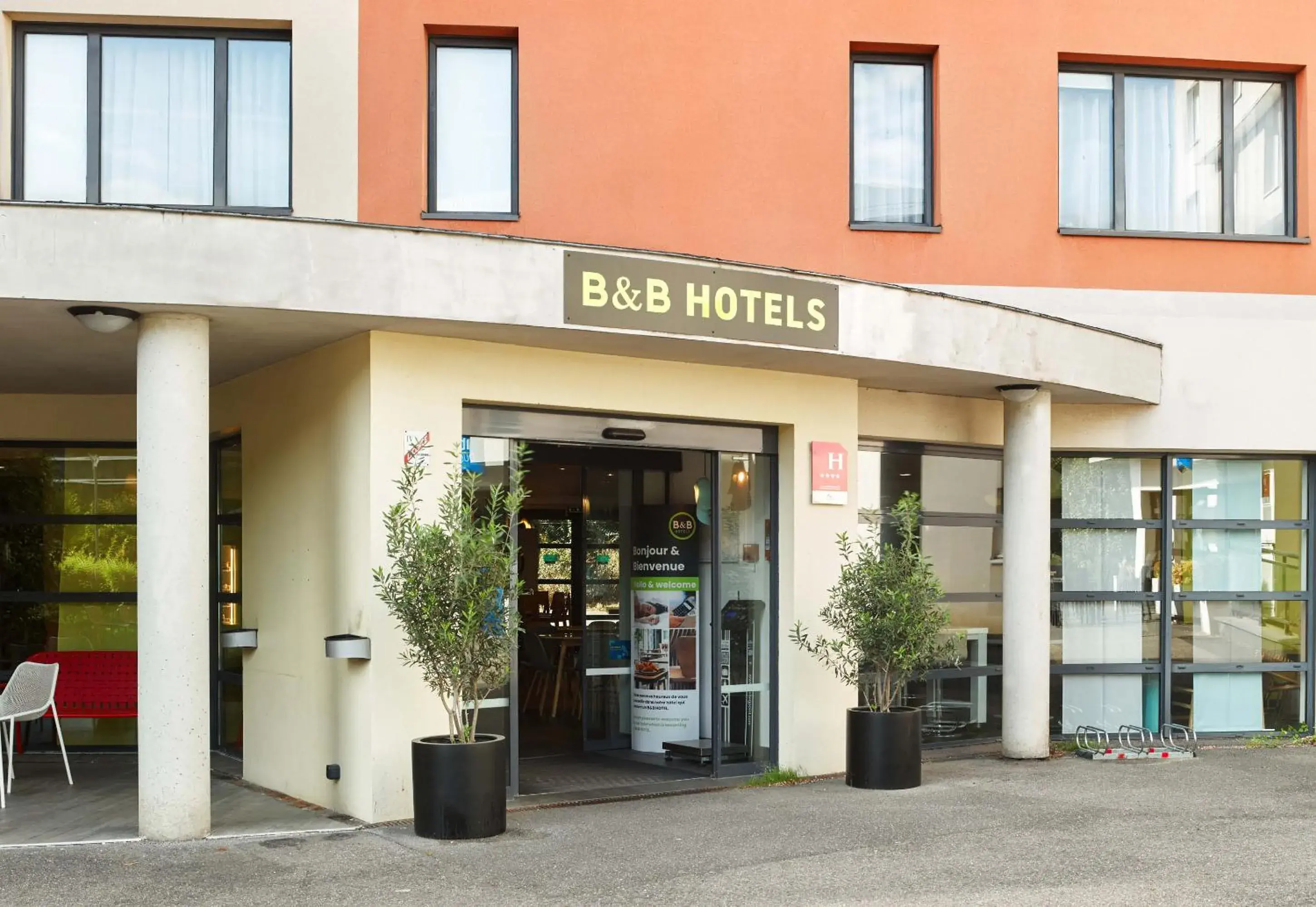 Facade/entrance in Novotel Suites Paris Velizy