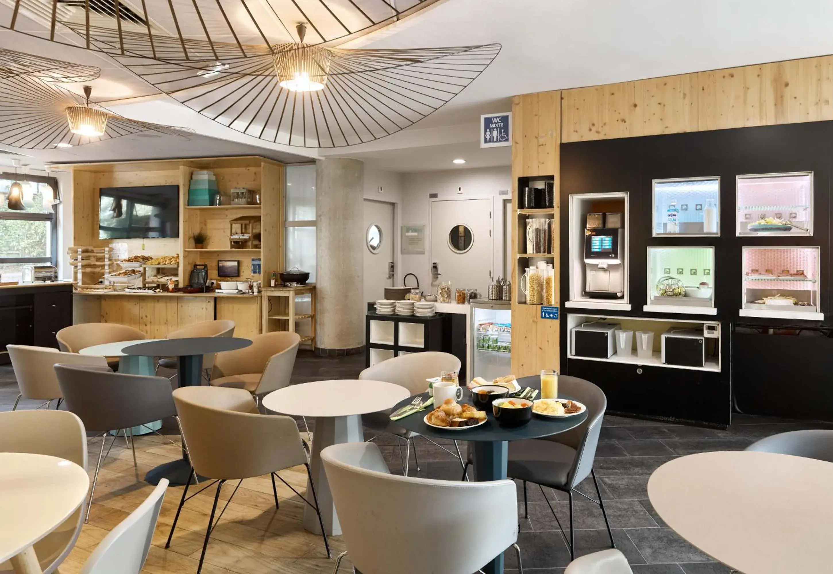 Dining area, Lounge/Bar in Novotel Suites Paris Velizy