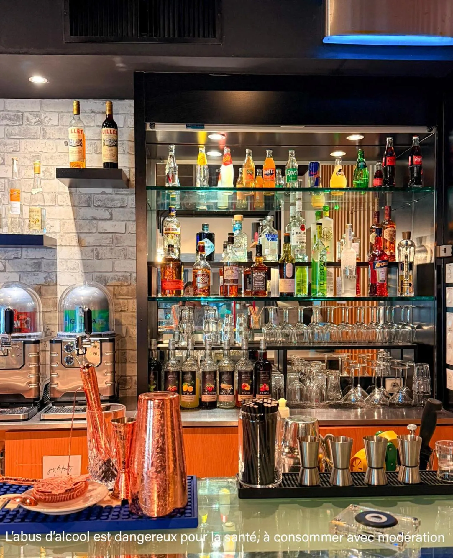 Lounge or bar in B&B HOTEL Cergy Port 4 étoiles