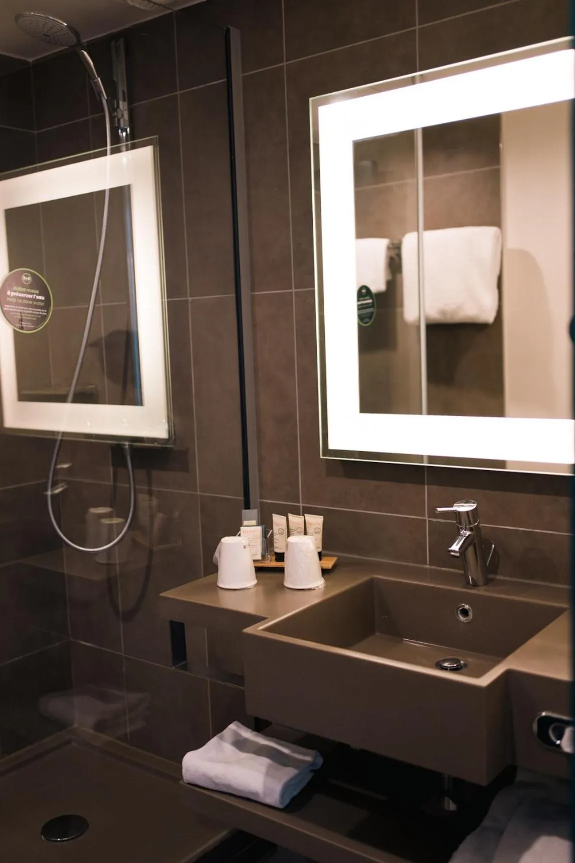 Bathroom in B&B HOTEL Cergy Port 4 étoiles