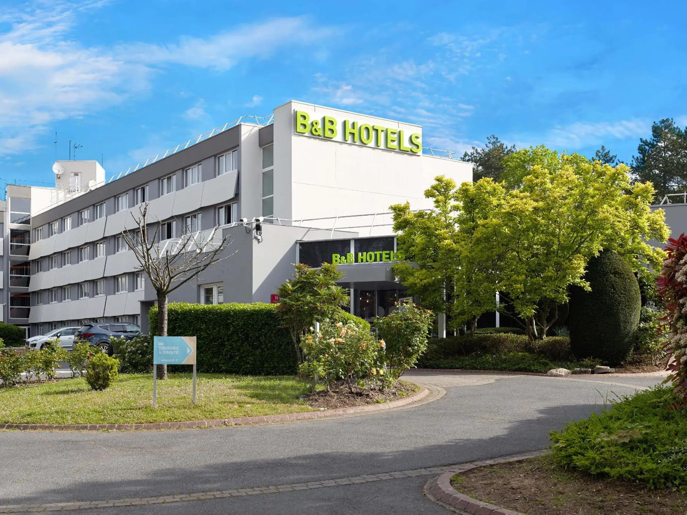 Property Building in B&B HOTEL Cergy Port 4 étoiles