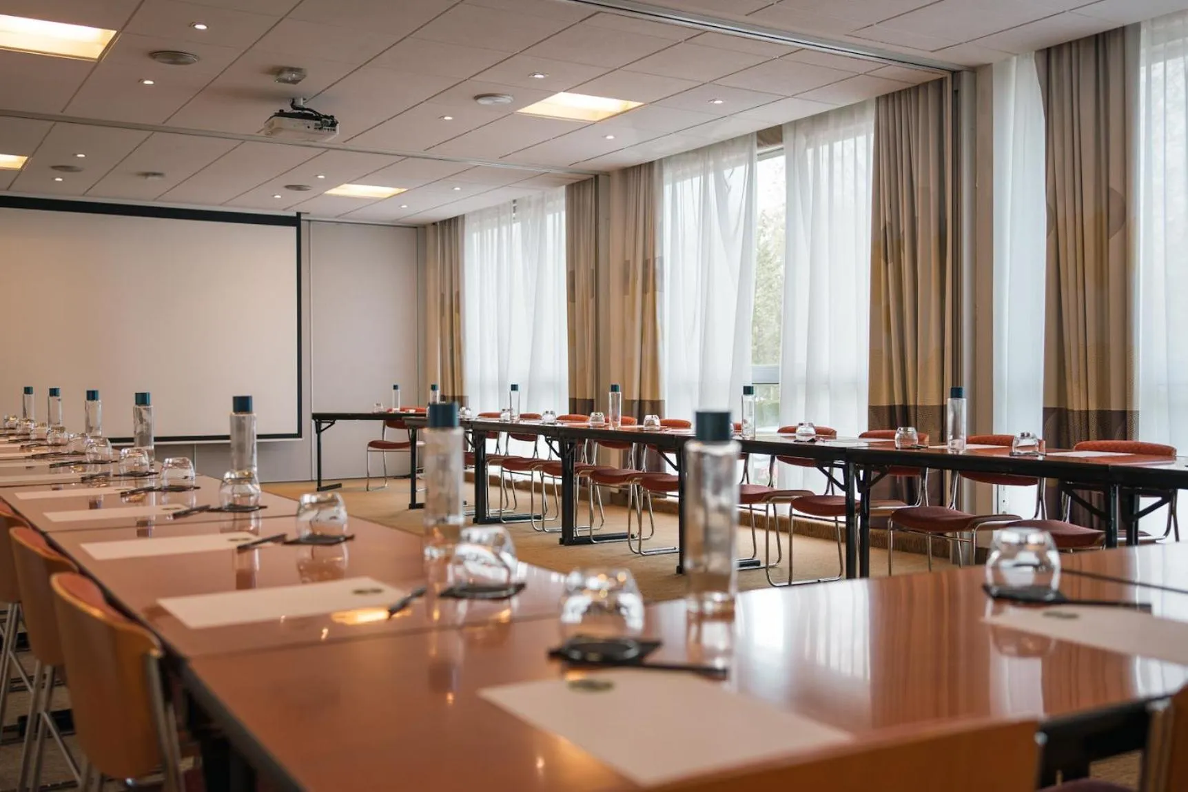Meeting/conference room in B&B HOTEL Cergy Port 4 étoiles
